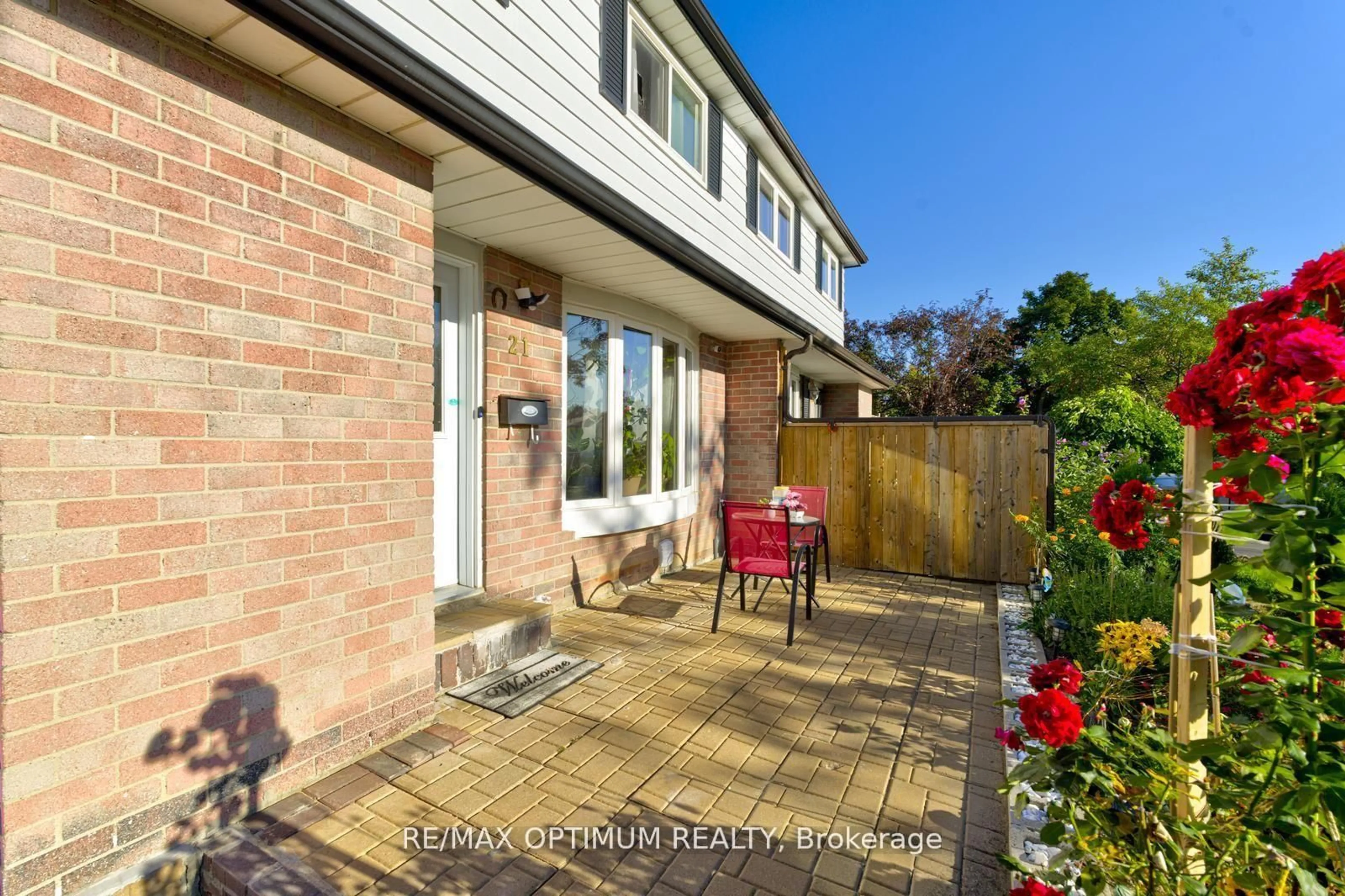 A pic from outside/outdoor area/front of a property/back of a property/a pic from drone, street for 21 Juniper Cres, Brampton Ontario L6S 1J9