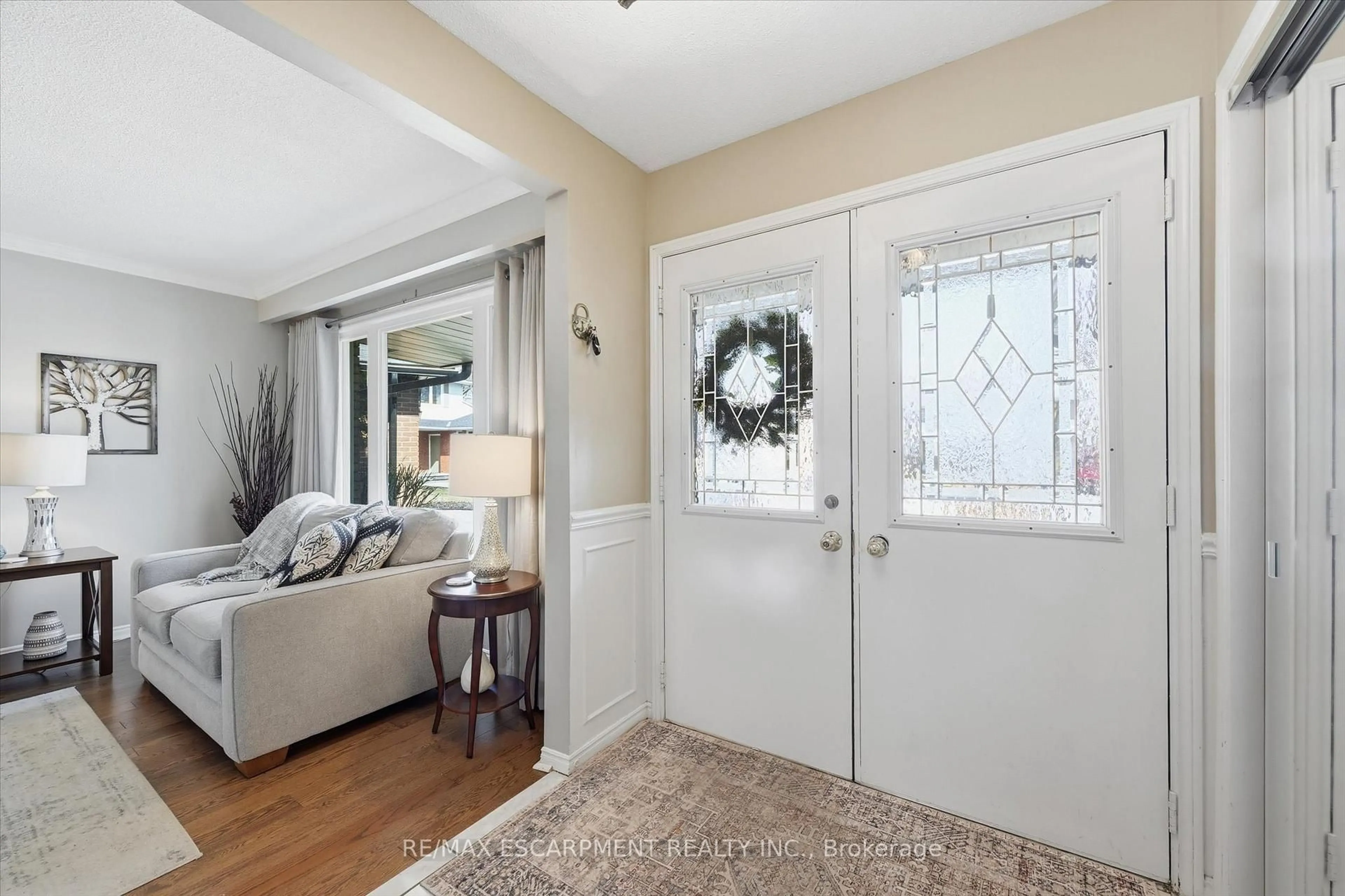 Indoor entryway for 478 Featherstone Crt, Burlington Ontario L7L 5K1