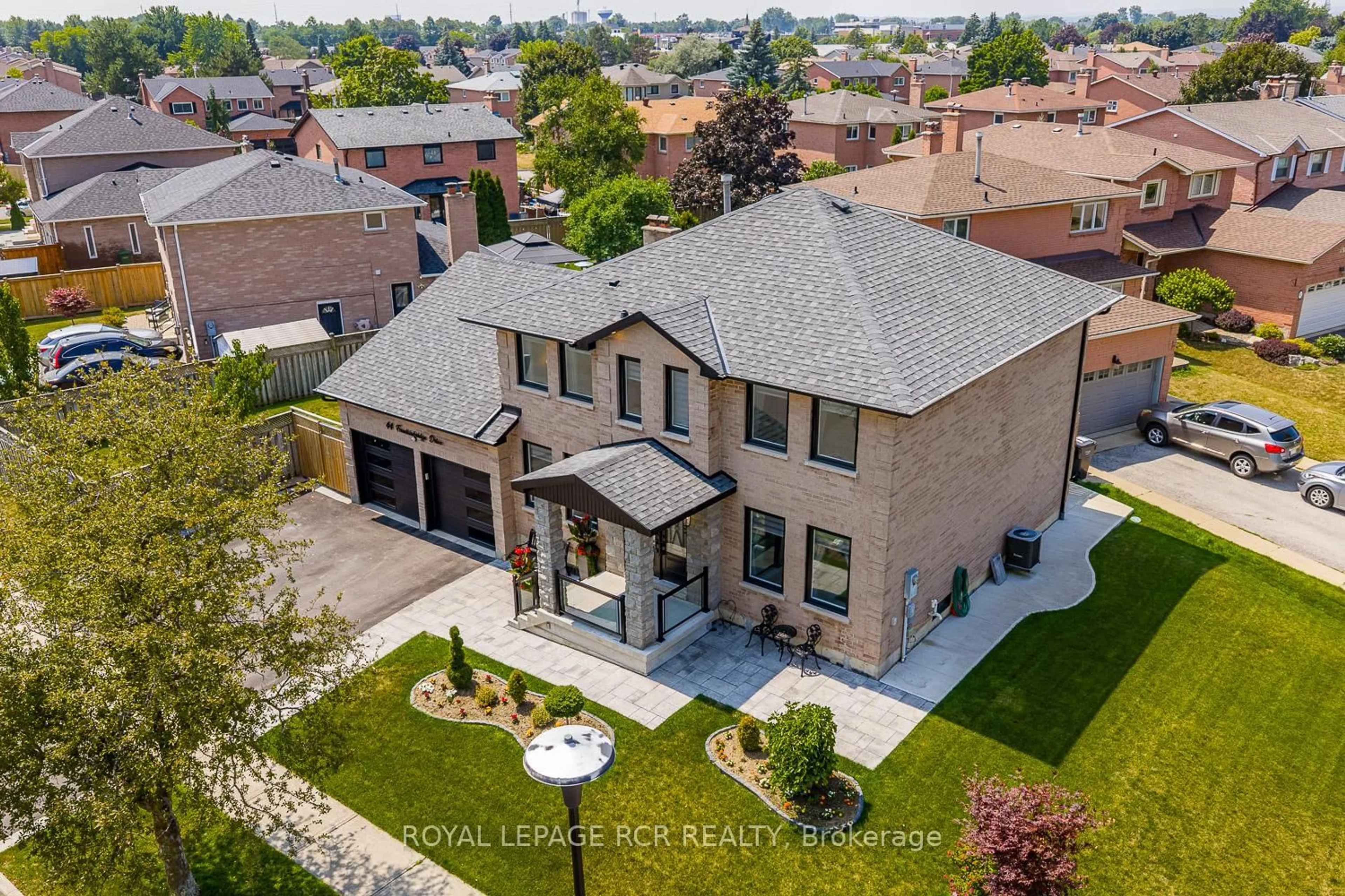 A pic from outside/outdoor area/front of a property/back of a property/a pic from drone, street for 44 Fountainbridge Dr, Caledon Ontario L7E 1N4