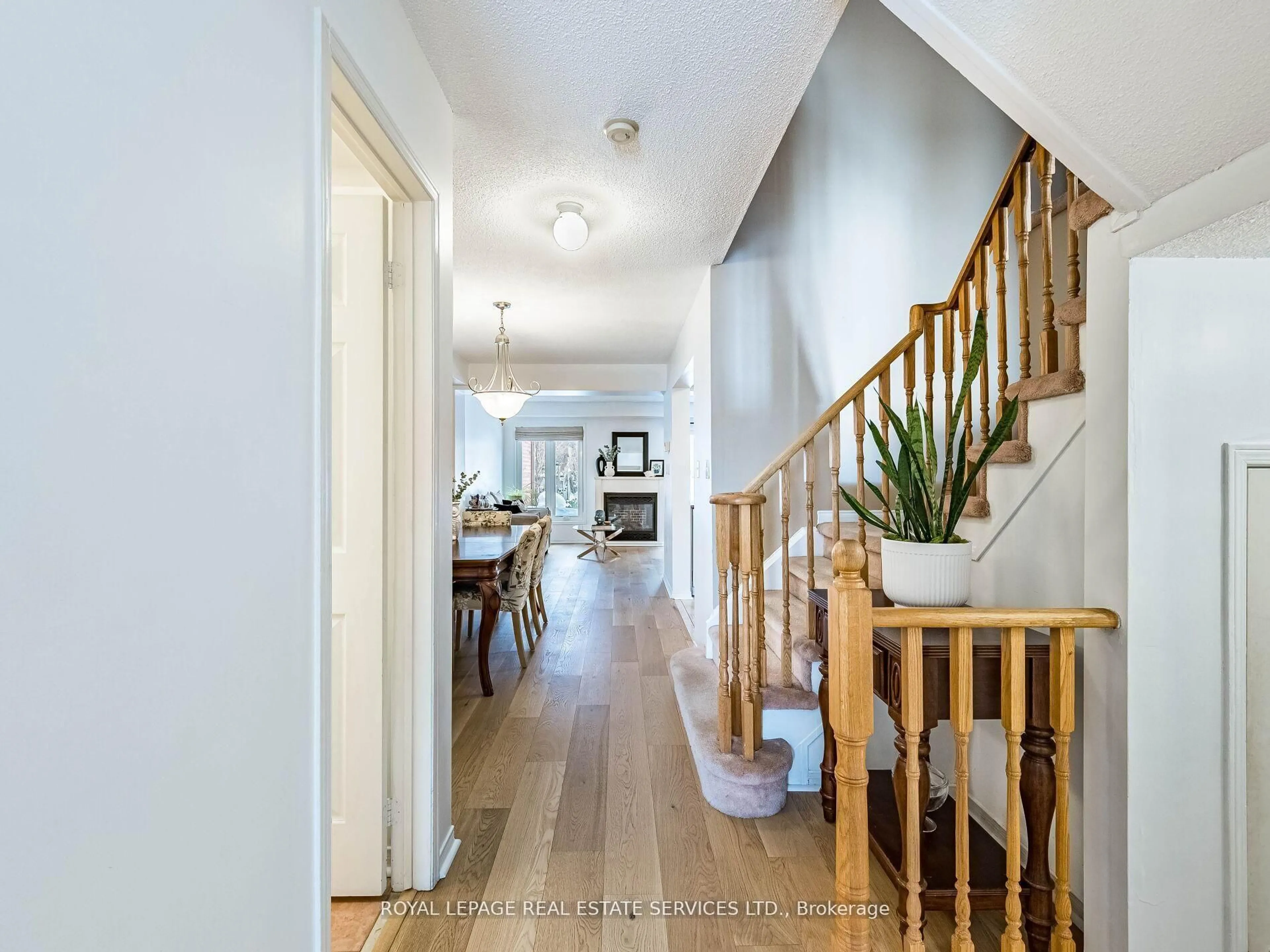 Indoor entryway for 31 Berkindale Crt, Brampton Ontario L6Y 5G1