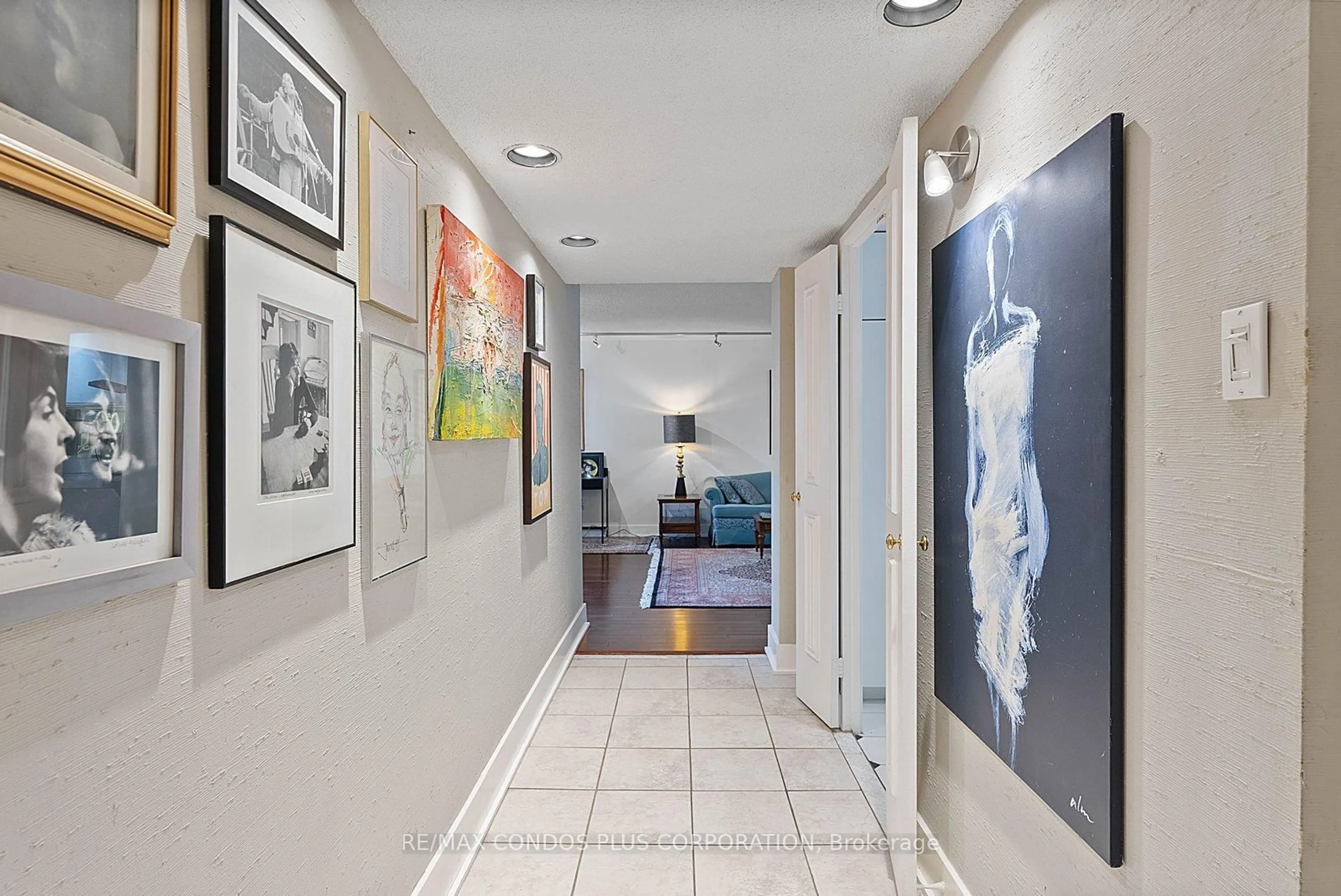 Indoor foyer for 2045 Lake Shore Blvd #511, Toronto Ontario M8V 2Z6