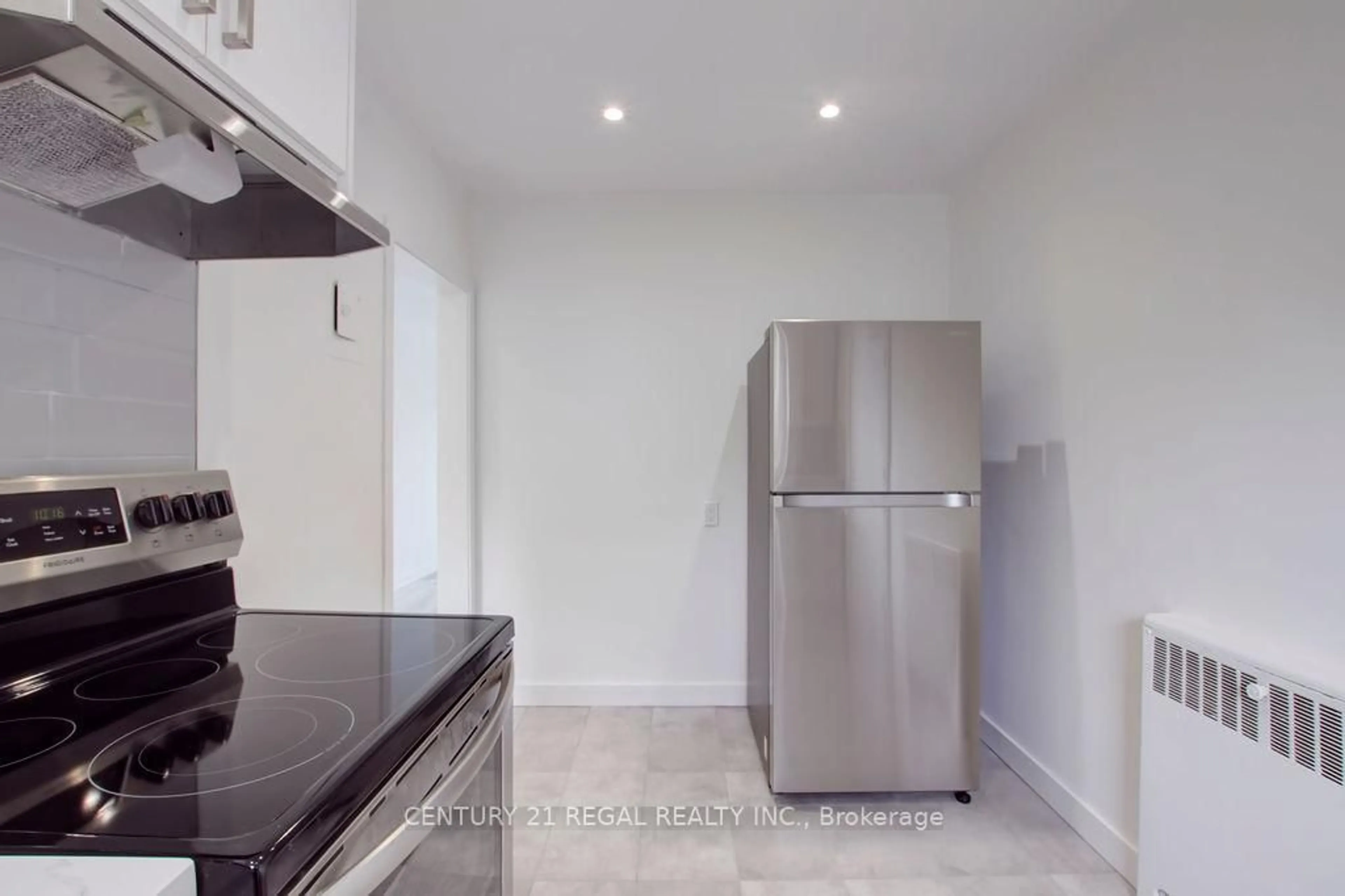 Standard kitchen, ceramic/tile floor for 2127 Harris Cres, Burlington Ontario L7R 1G4