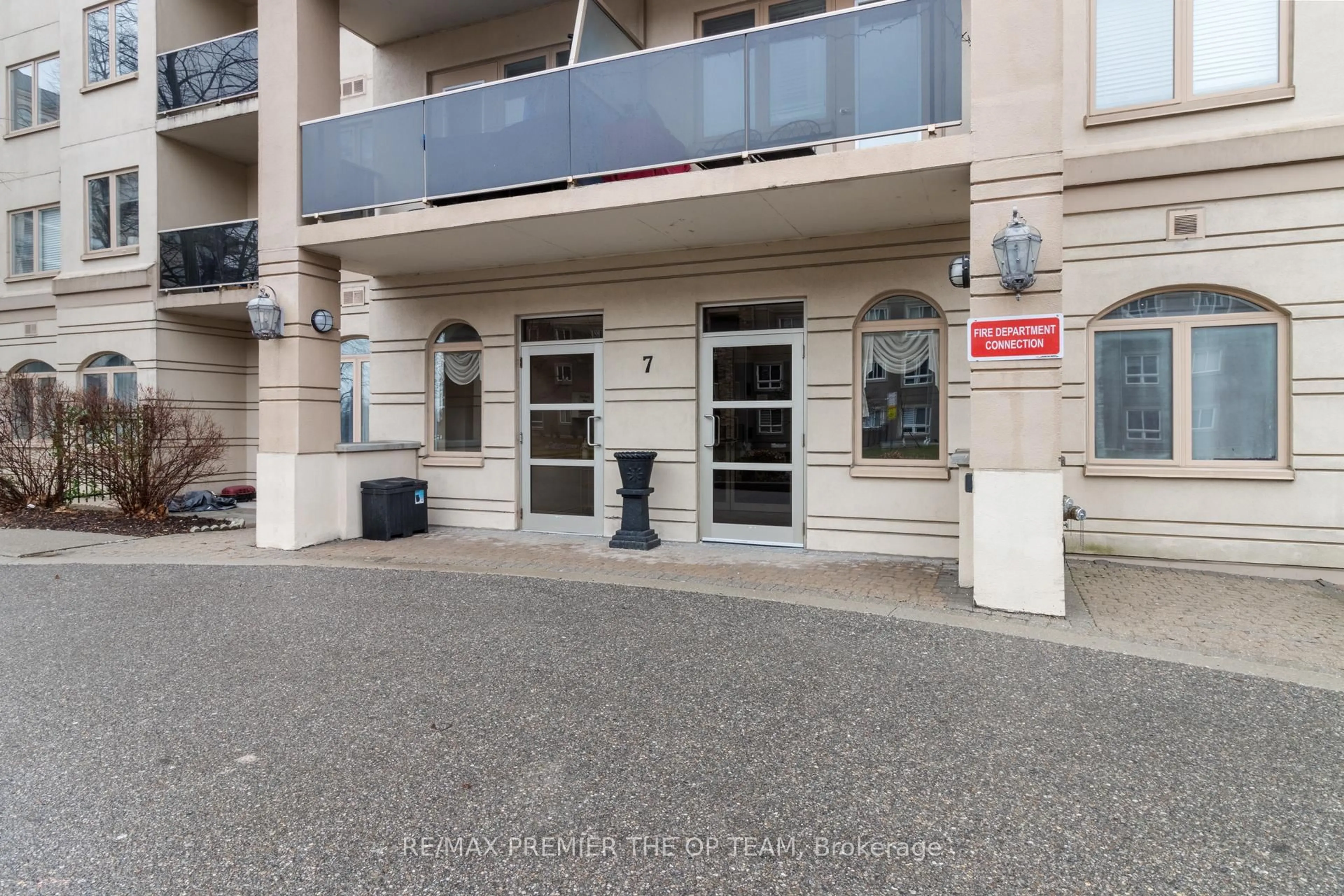 Indoor foyer for 7 Dayspring Circ #403, Brampton Ontario L6P 1B8