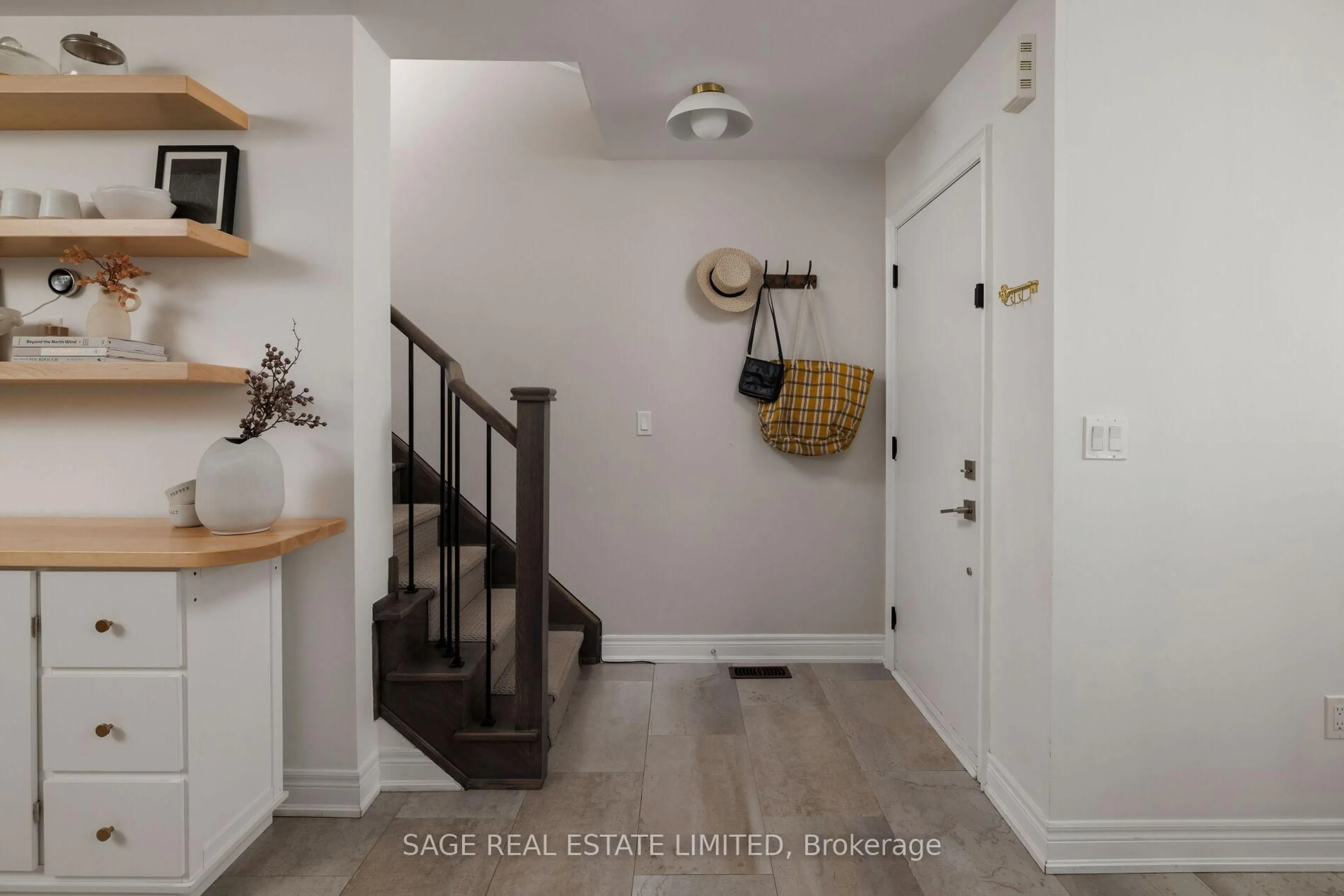 Indoor entryway for 427 Royal York Rd, Toronto Ontario M8Y 2R8