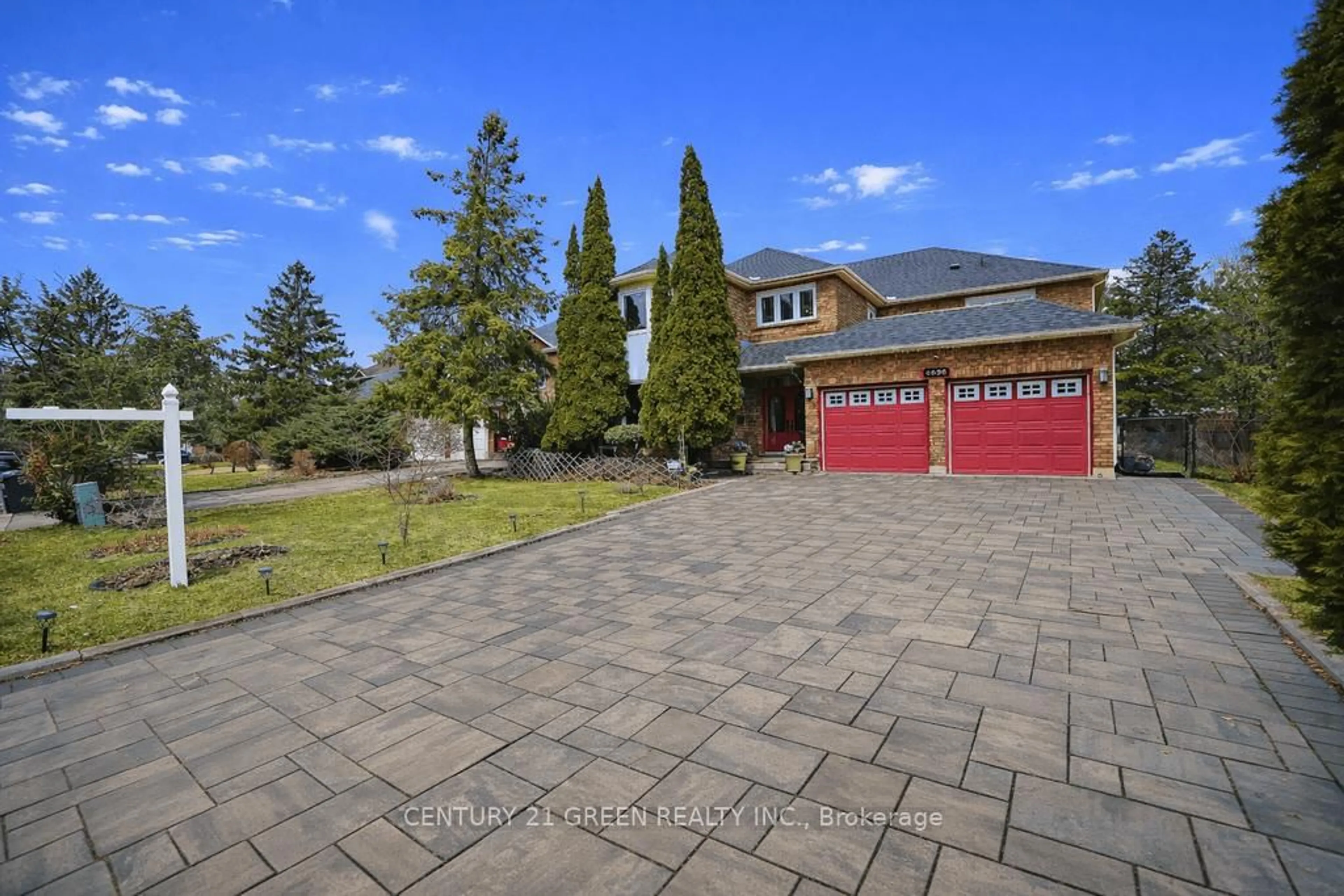 A pic from outside/outdoor area/front of a property/back of a property/a pic from drone, street for 4635 Beaufort Terr, Mississauga Ontario L5M 3J1