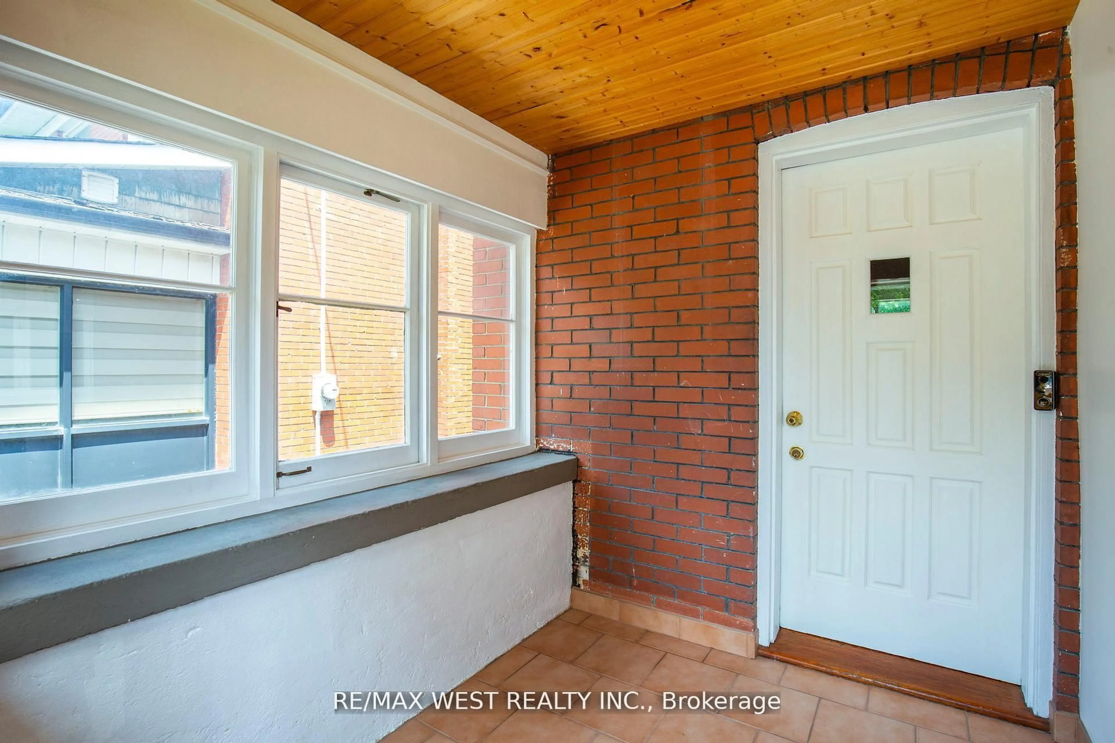 Indoor entryway for 2317 Weston Rd, Toronto Ontario M9N 1Z7