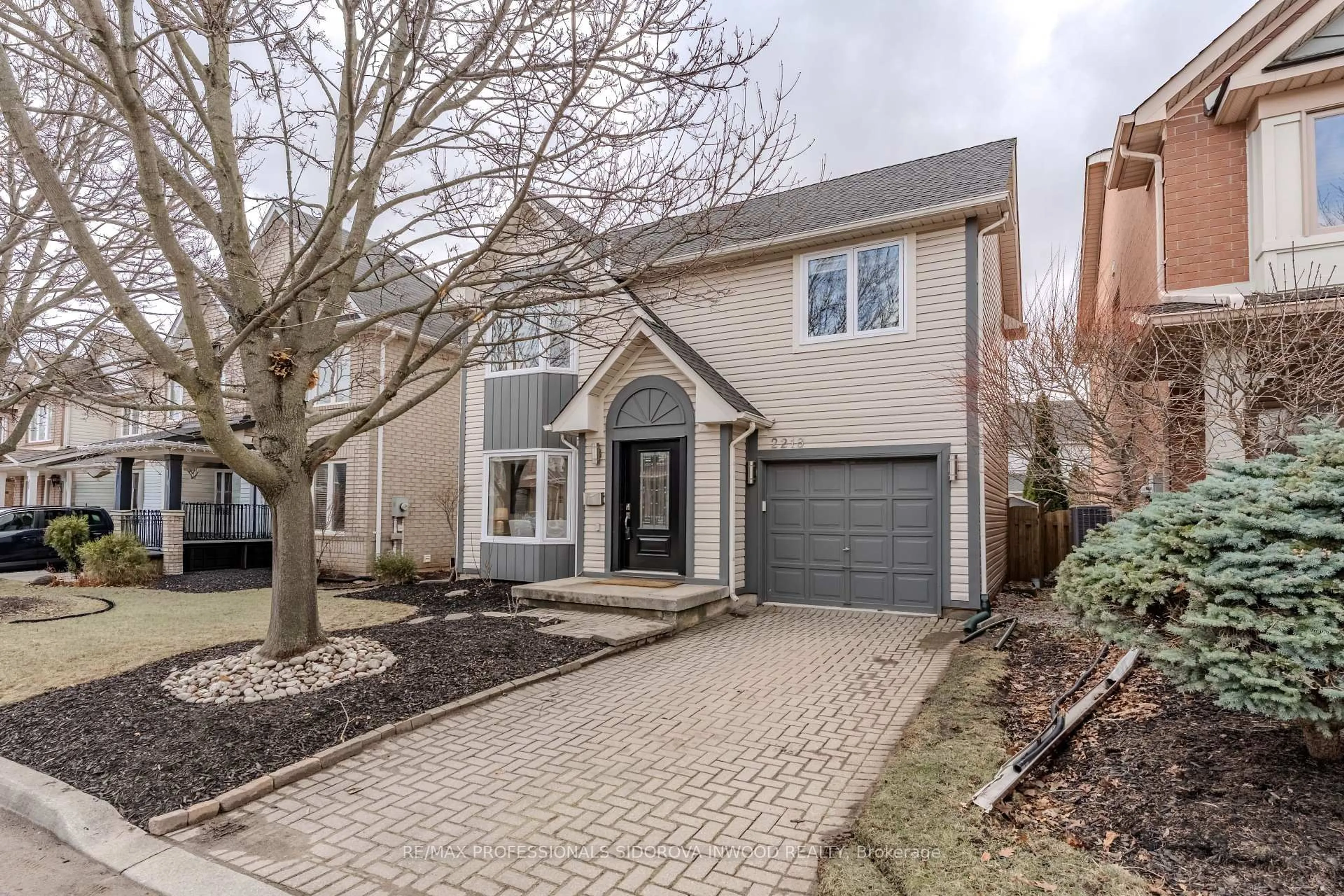 Home with brick exterior material, street for 2218 Bluegrass Lane, Burlington Ontario L7L 6L5