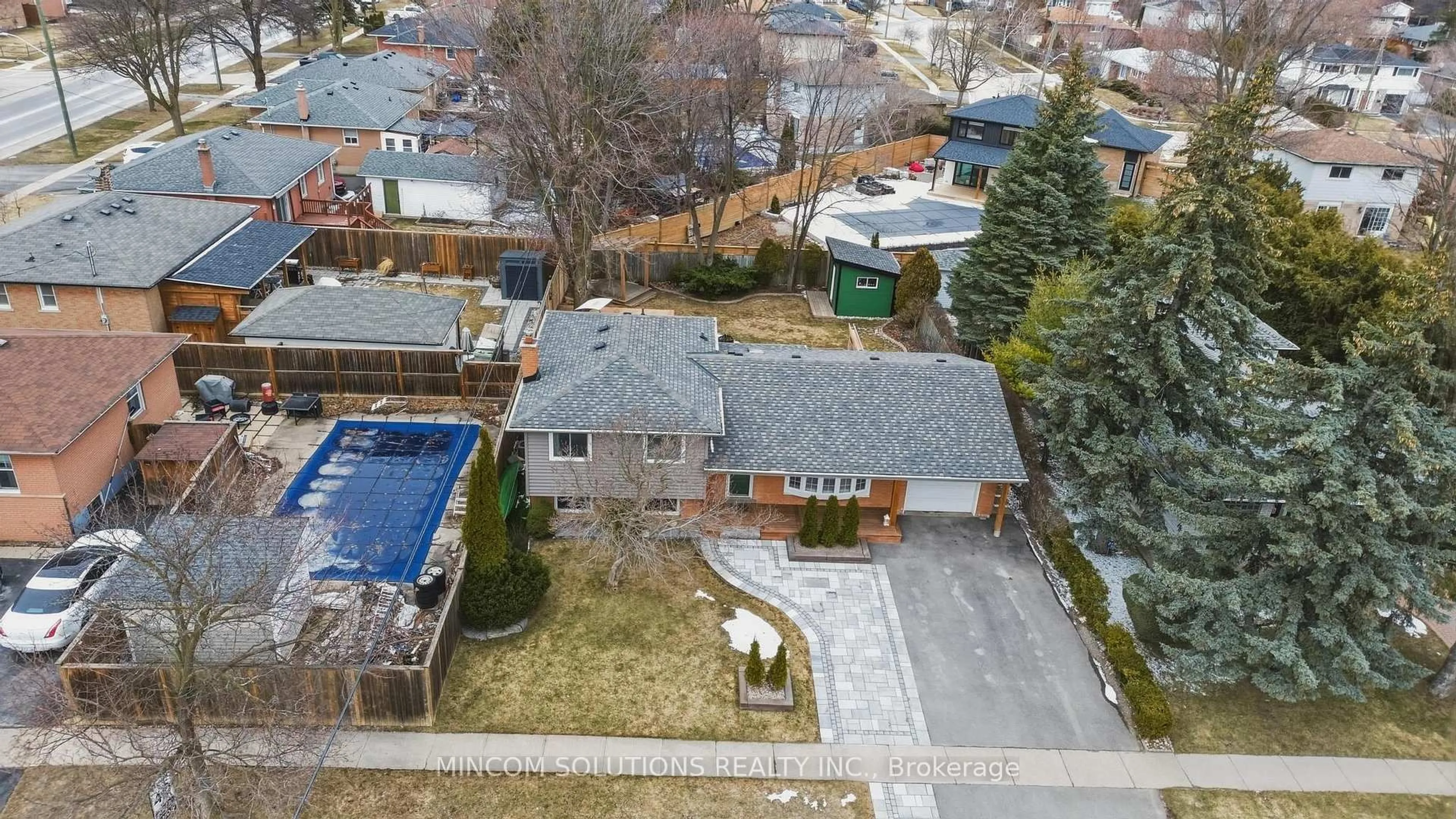 A pic from outside/outdoor area/front of a property/back of a property/a pic from drone, street for 5 Rosefield Dr, Halton Hills Ontario L7G 4R2