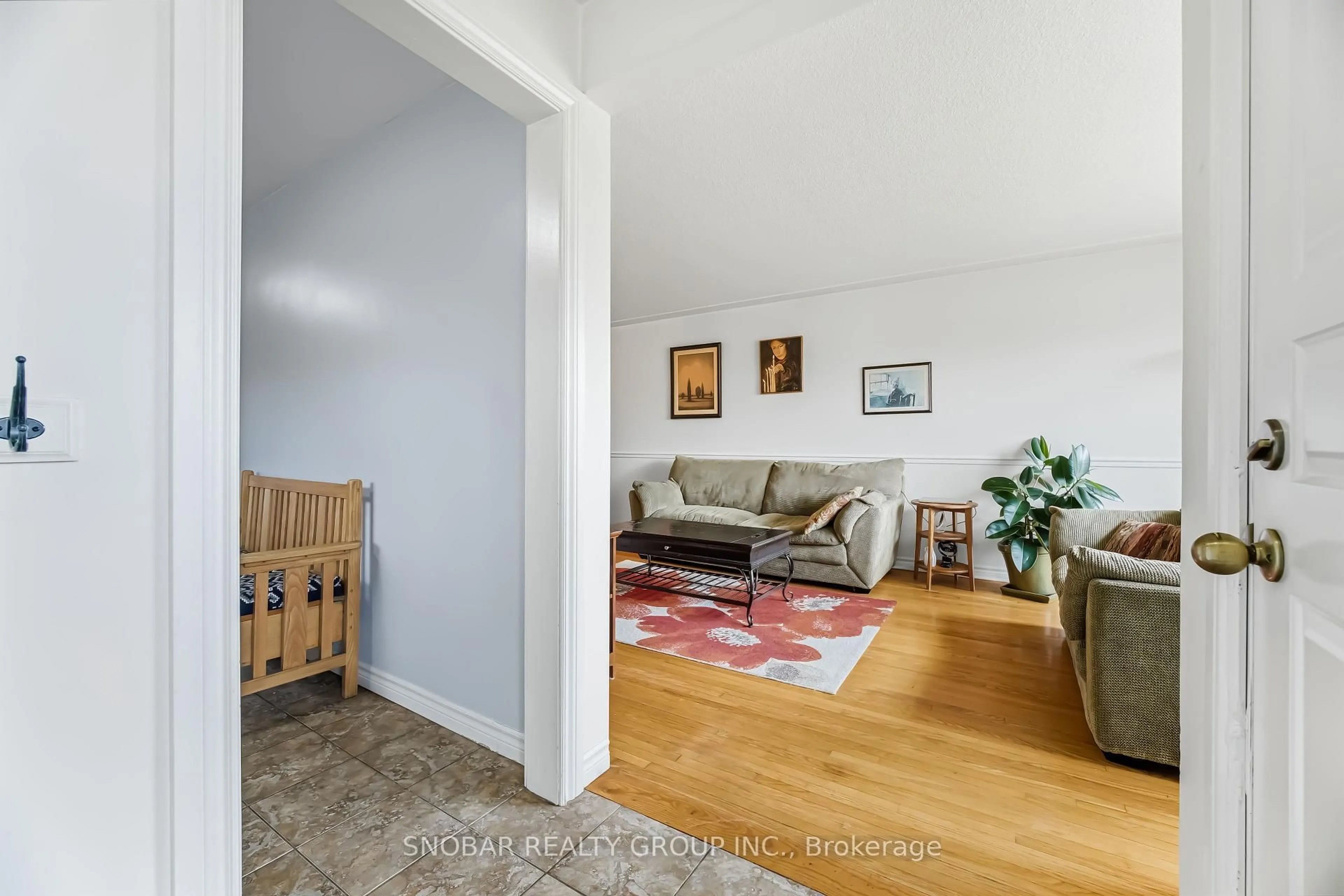 Living room with furniture, unknown for 1229 Shadeland Dr, Mississauga Ontario L5C 1P2