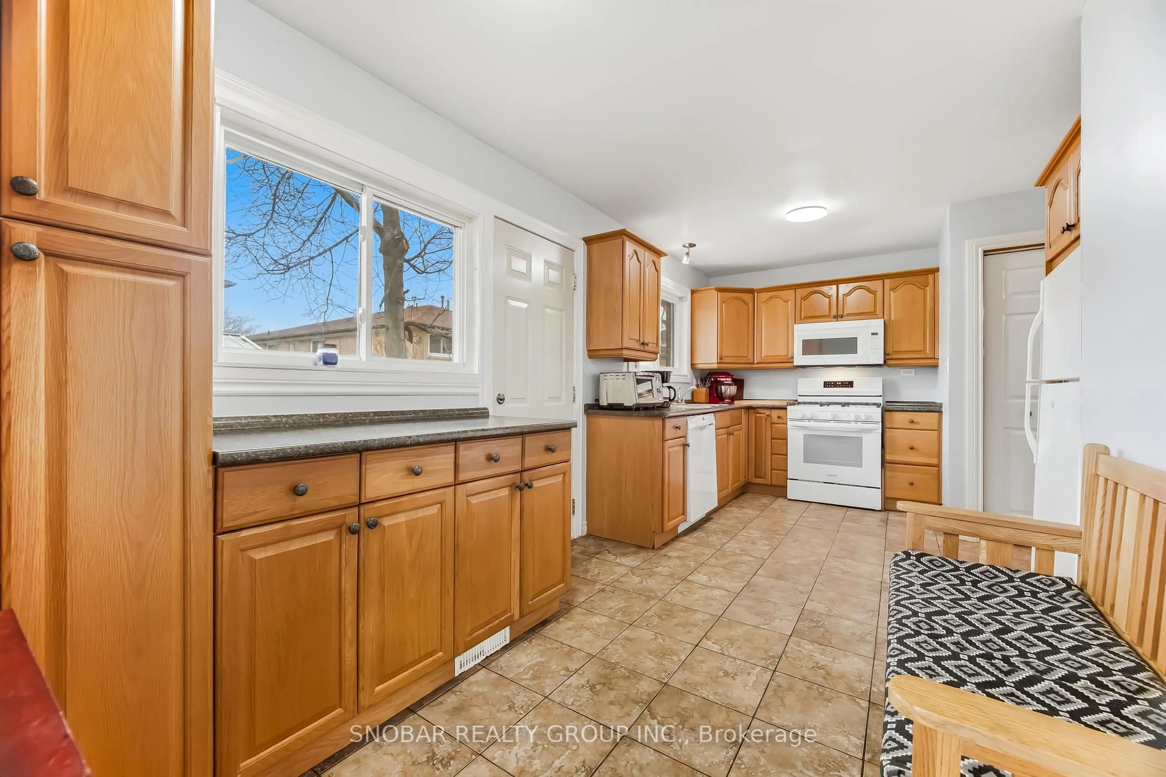 Standard kitchen, ceramic/tile floor for 1229 Shadeland Dr, Mississauga Ontario L5C 1P2