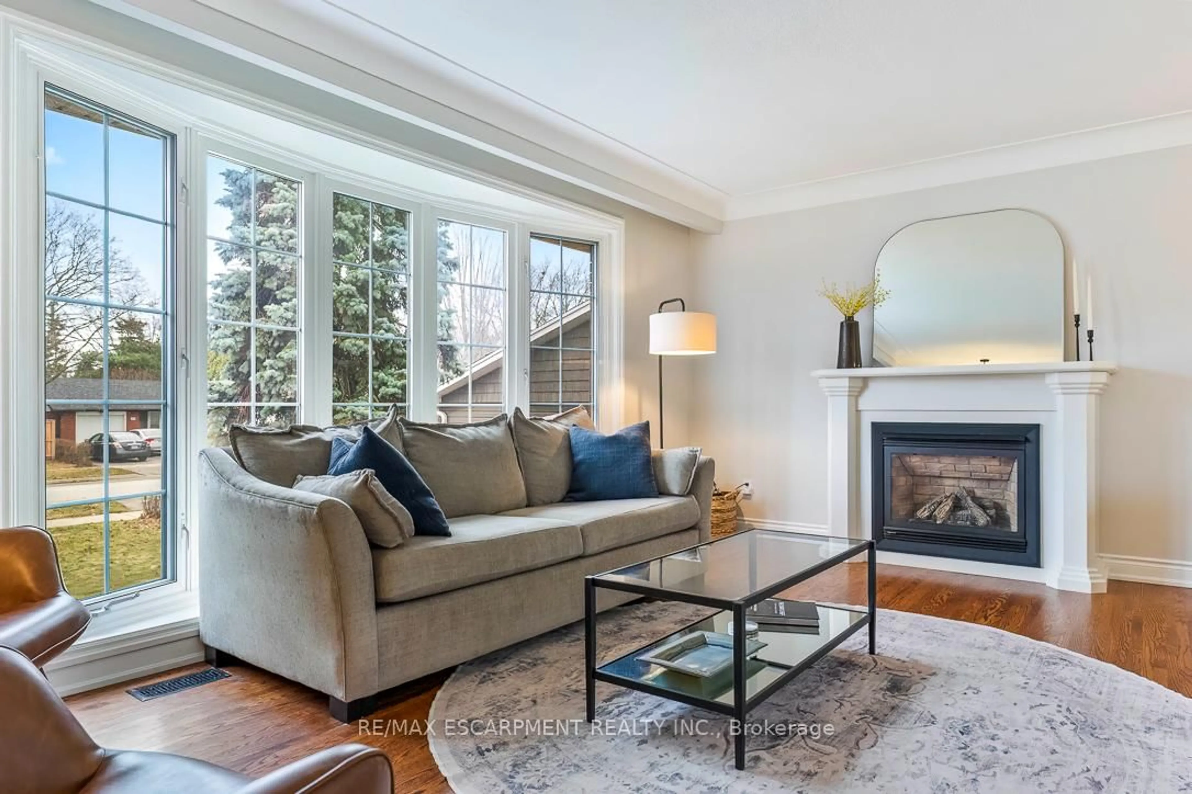 Living room with furniture, unknown for 4507 Cosburn Cres, Burlington Ontario L7L 1S6