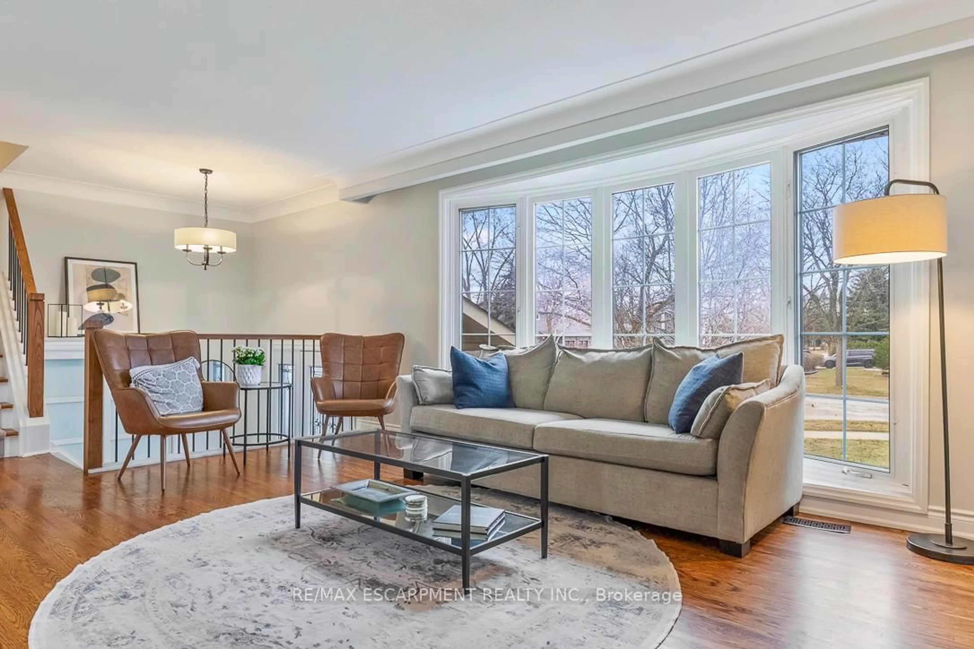 Living room with furniture, unknown for 4507 Cosburn Cres, Burlington Ontario L7L 1S6