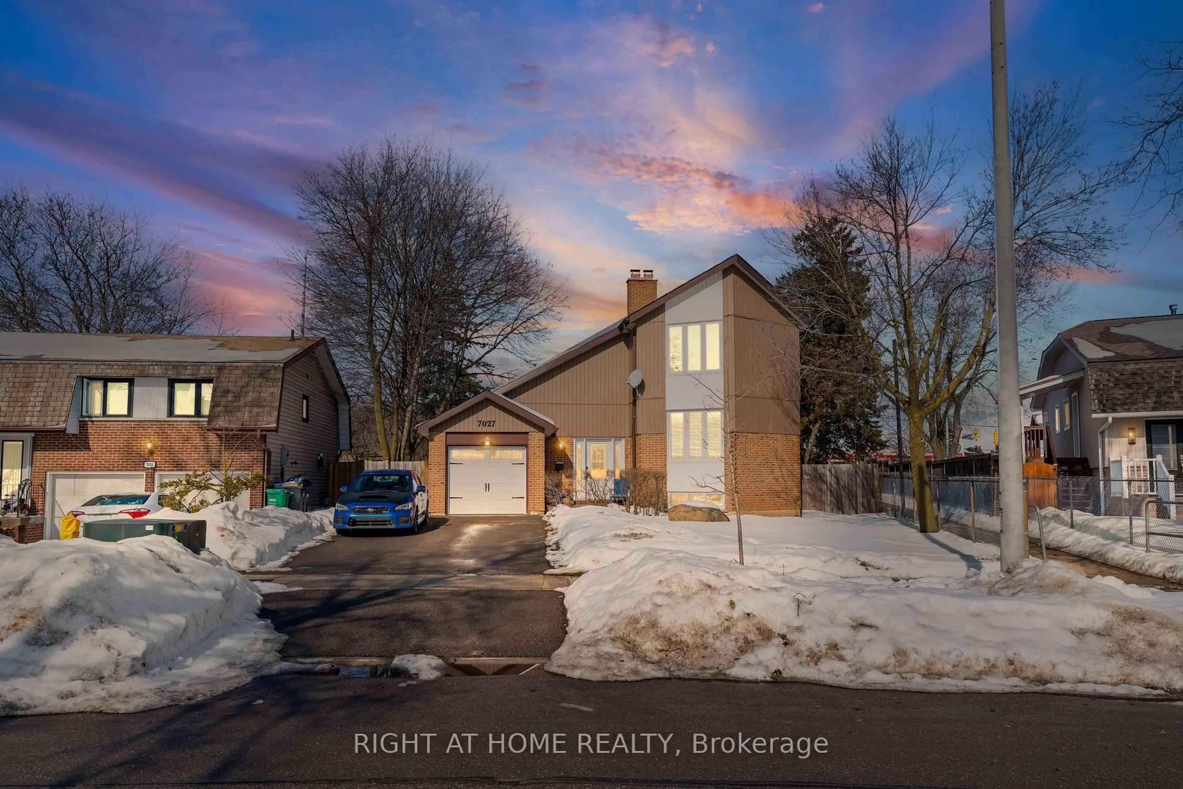 A pic from outside/outdoor area/front of a property/back of a property/a pic from drone, street for 7027 Estoril Rd, Mississauga Ontario L5N 1N3