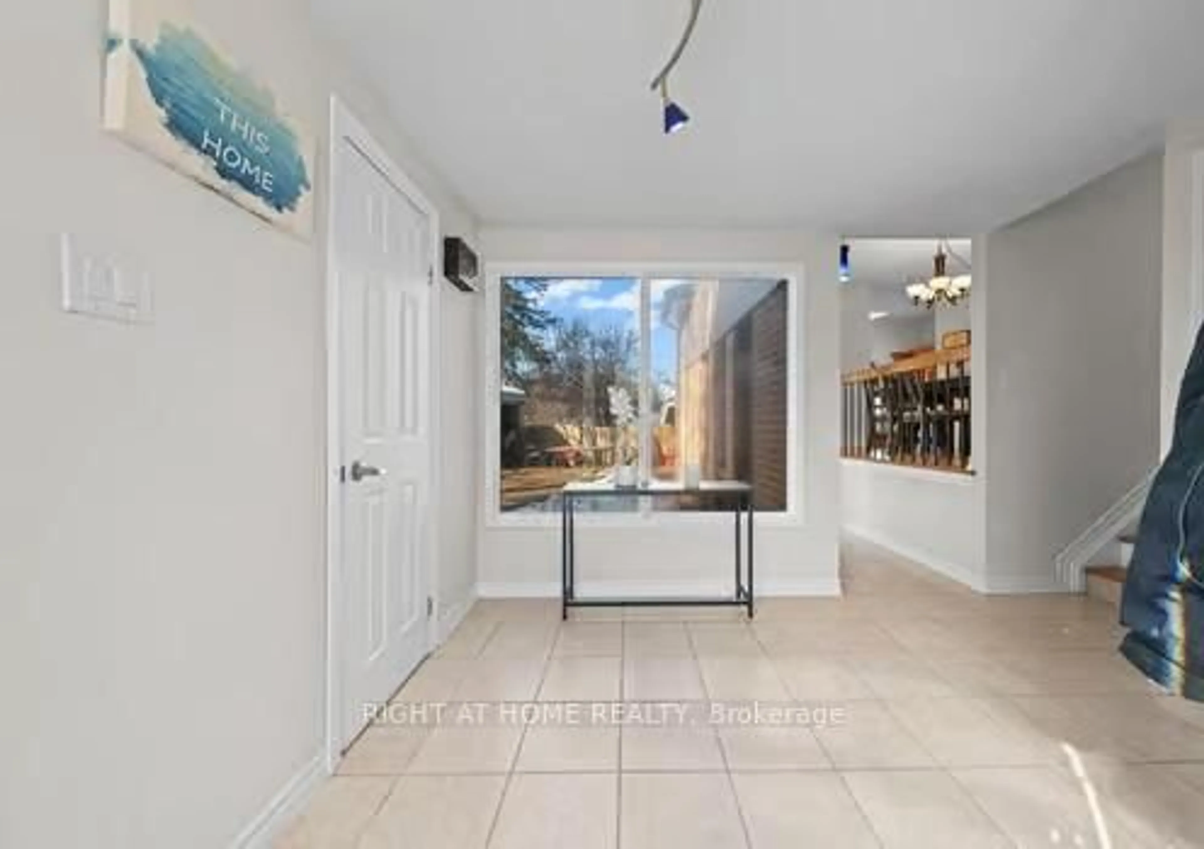 Indoor entryway for 7027 Estoril Rd, Mississauga Ontario L5N 1N3