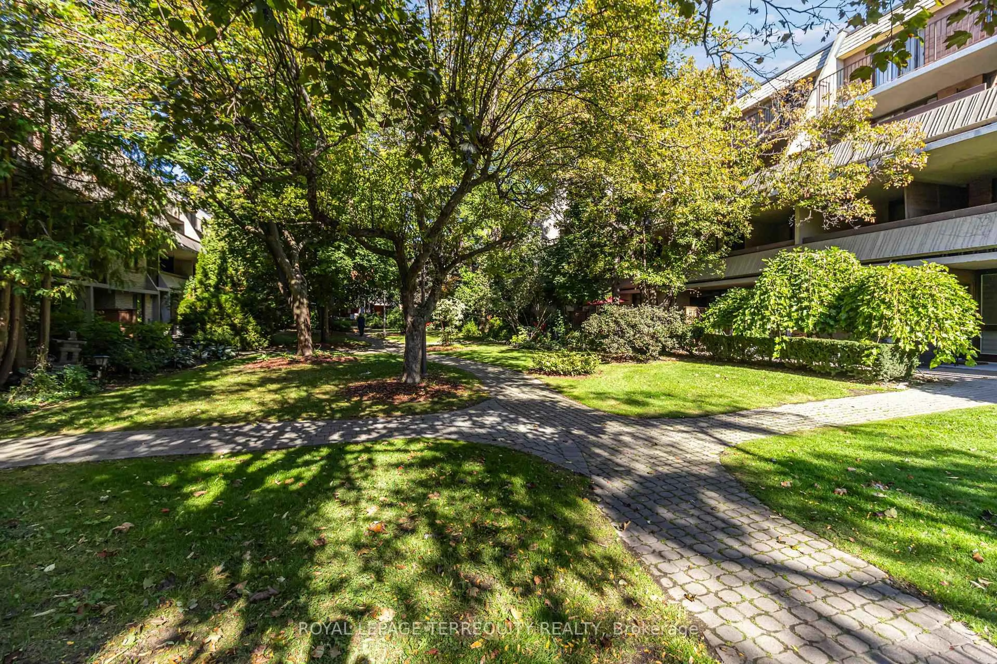 Patio, street for 1250 Mississauga Valley Blvd #46, Mississauga Ontario L5A 3R6