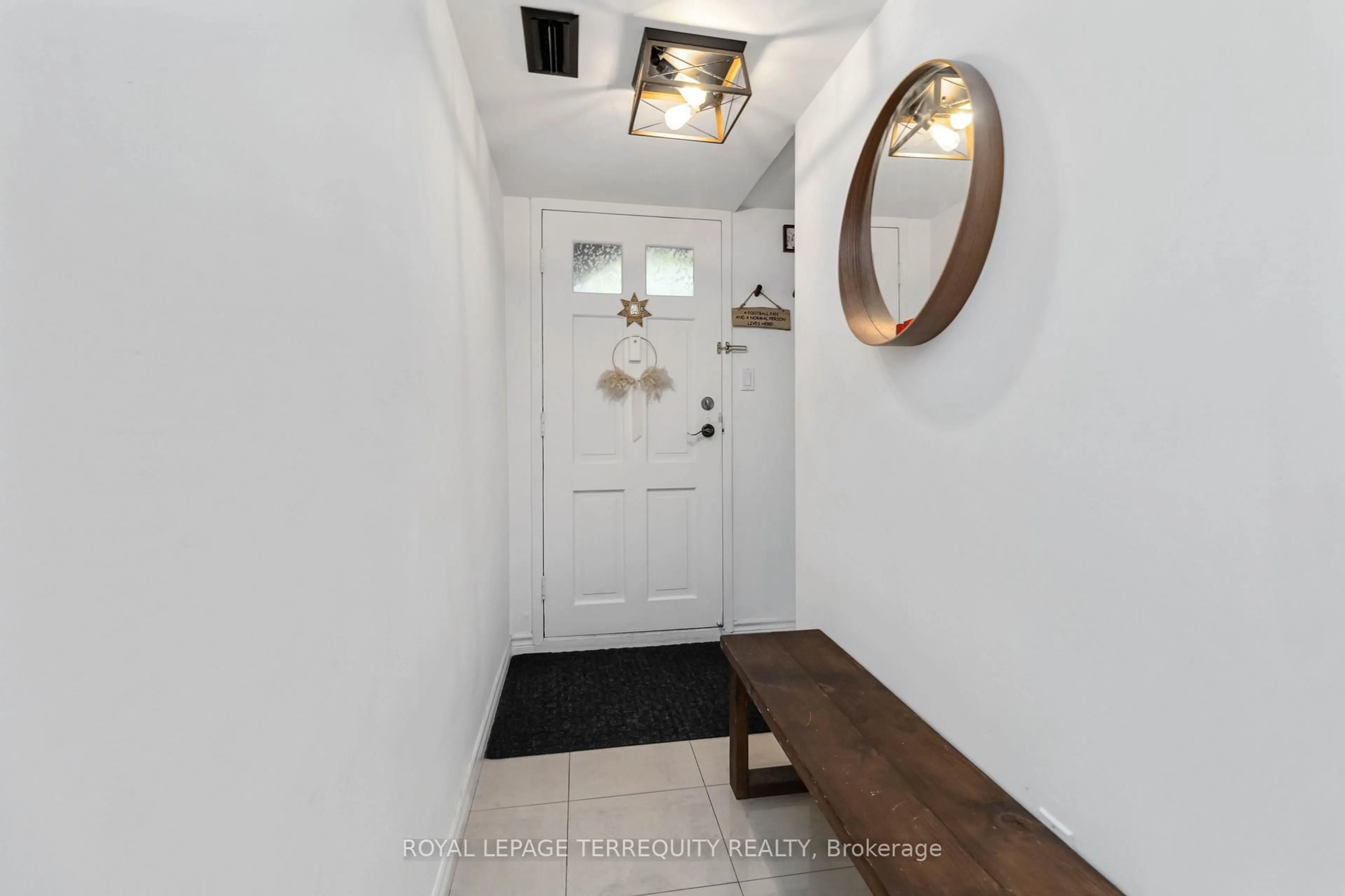 Indoor entryway for 1250 Mississauga Valley Blvd #46, Mississauga Ontario L5A 3R6