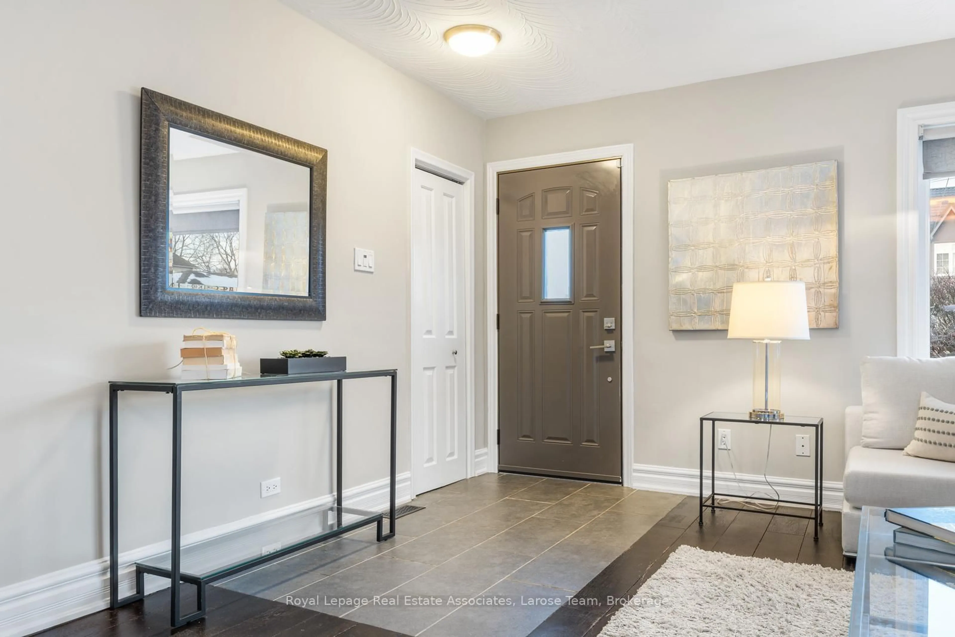 Indoor entryway for 2176 Florian Rd, Mississauga Ontario L5A 2M4