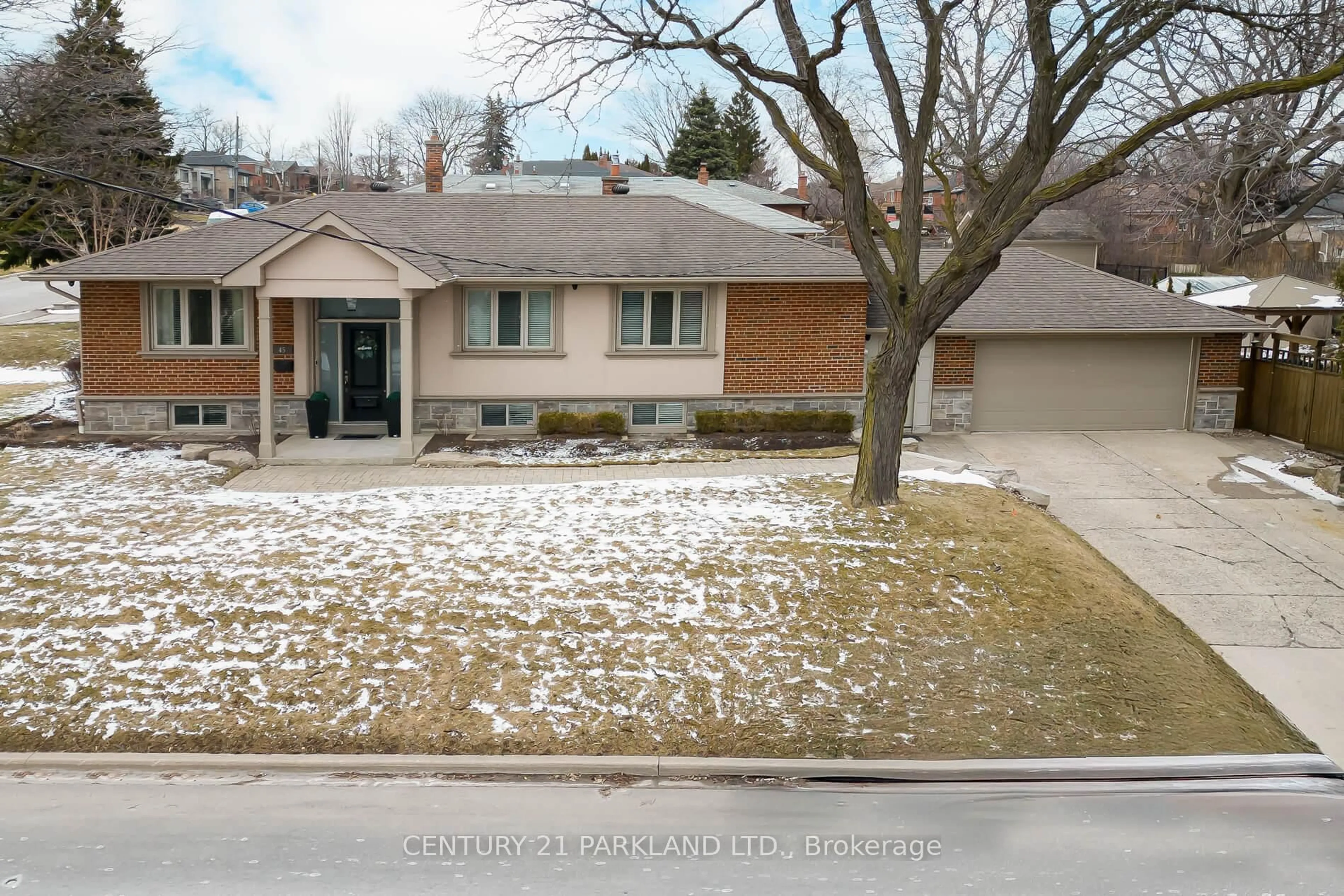 A pic from outside/outdoor area/front of a property/back of a property/a pic from drone, street for 45 Deevale Rd, Toronto Ontario M3M 1Z4