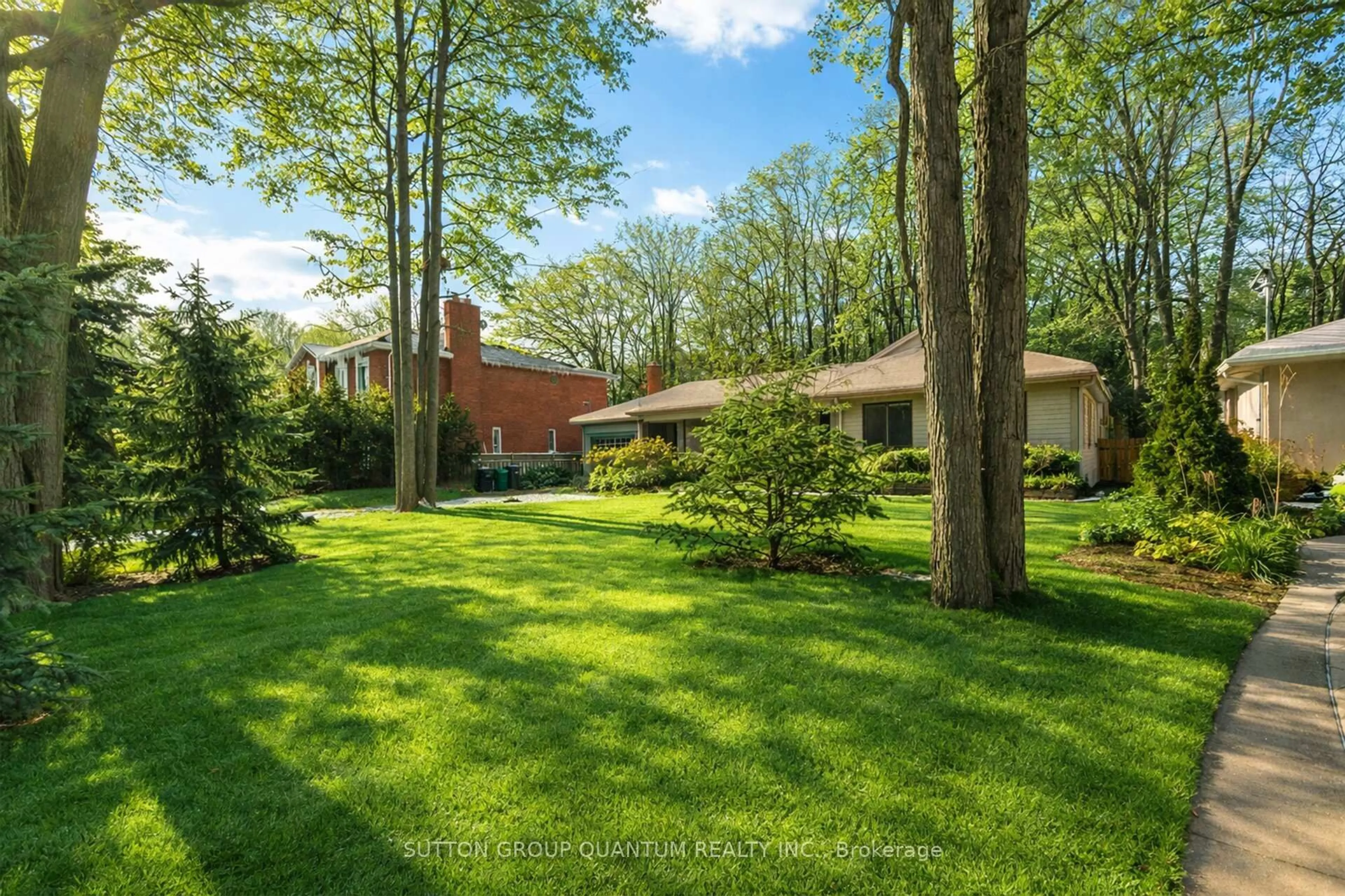 Patio, forest/trees view for 133 Mineola Rd, Mississauga Ontario L5G 2E7