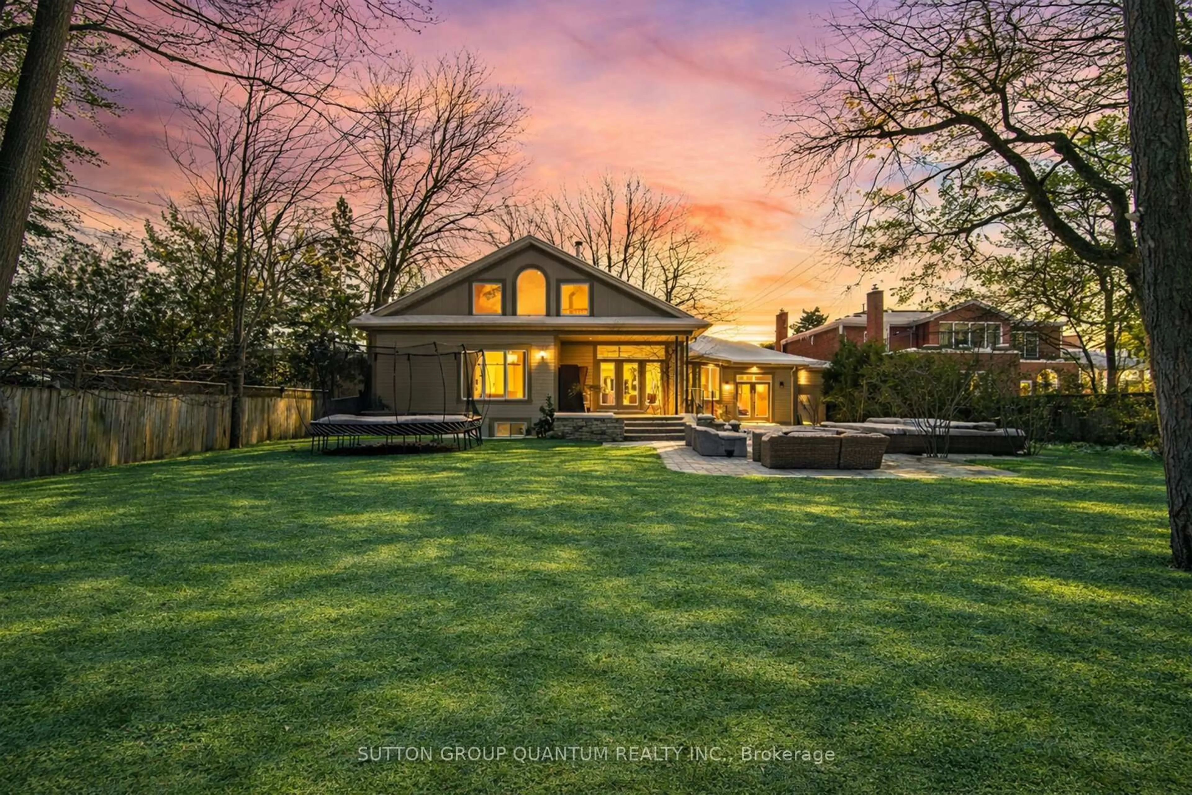 A pic from outside/outdoor area/front of a property/back of a property/a pic from drone, unknown for 133 Mineola Rd, Mississauga Ontario L5G 2E7