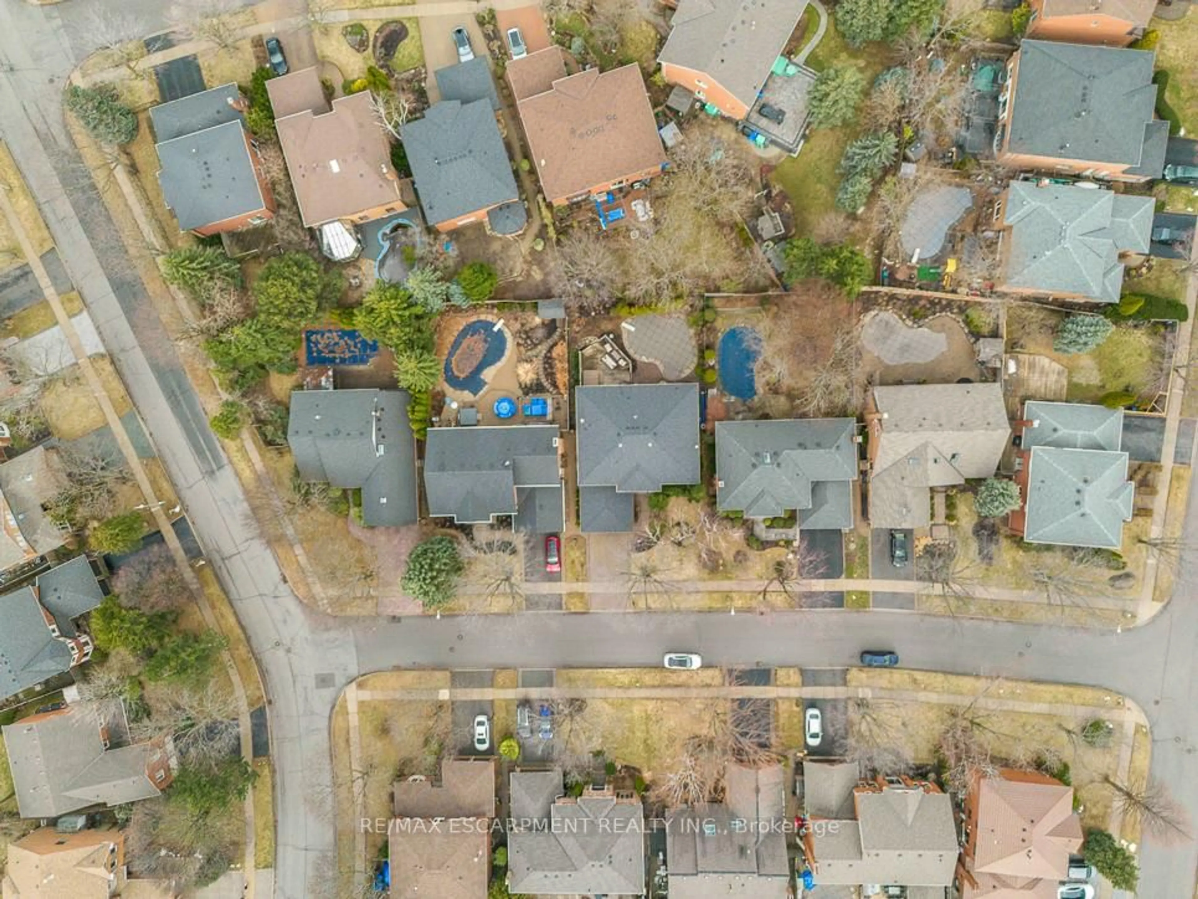 A pic from outside/outdoor area/front of a property/back of a property/a pic from drone, street for 1085 Denfield Terr, Oakville Ontario L6M 1Z8