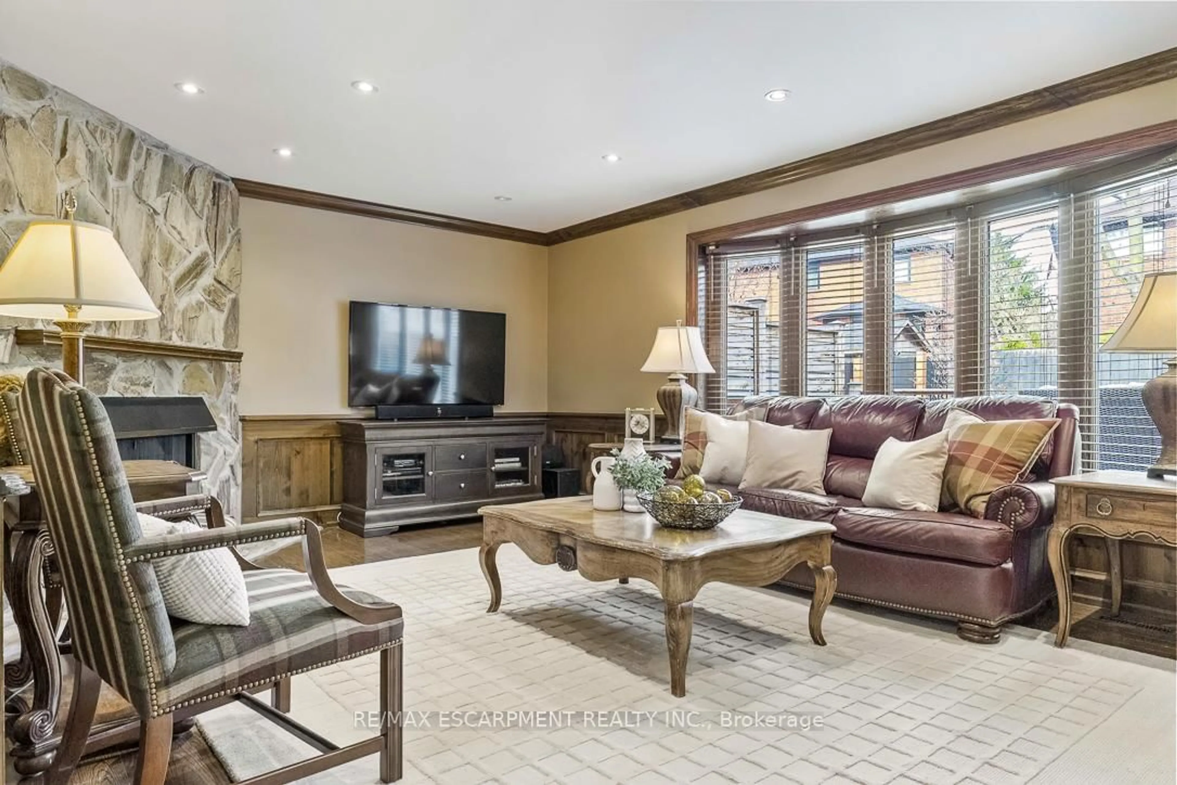 Living room with furniture, unknown for 1085 Denfield Terr, Oakville Ontario L6M 1Z8