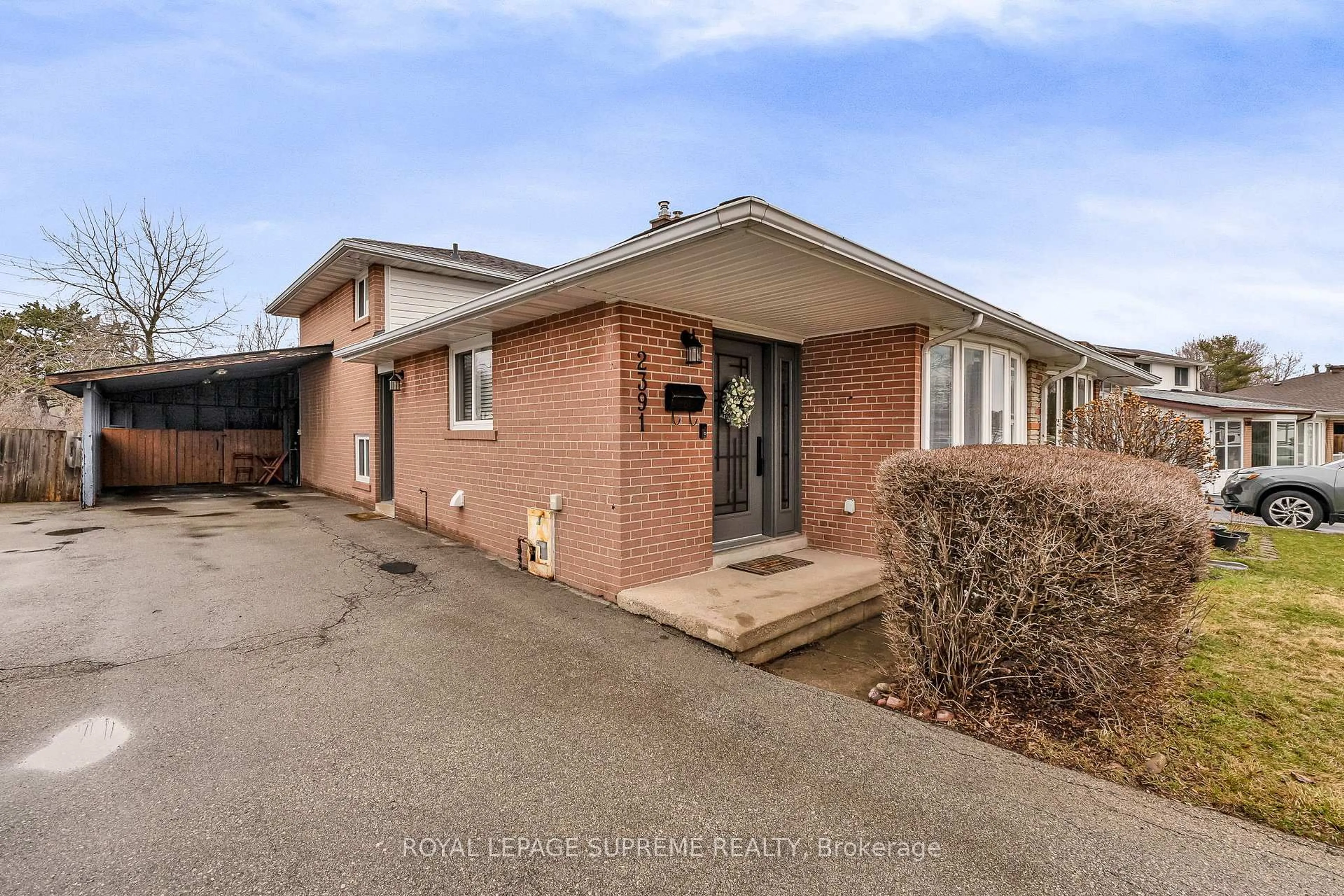 A pic from outside/outdoor area/front of a property/back of a property/a pic from drone, street for 2391 Padstow Cres, Mississauga Ontario L5J 2G2