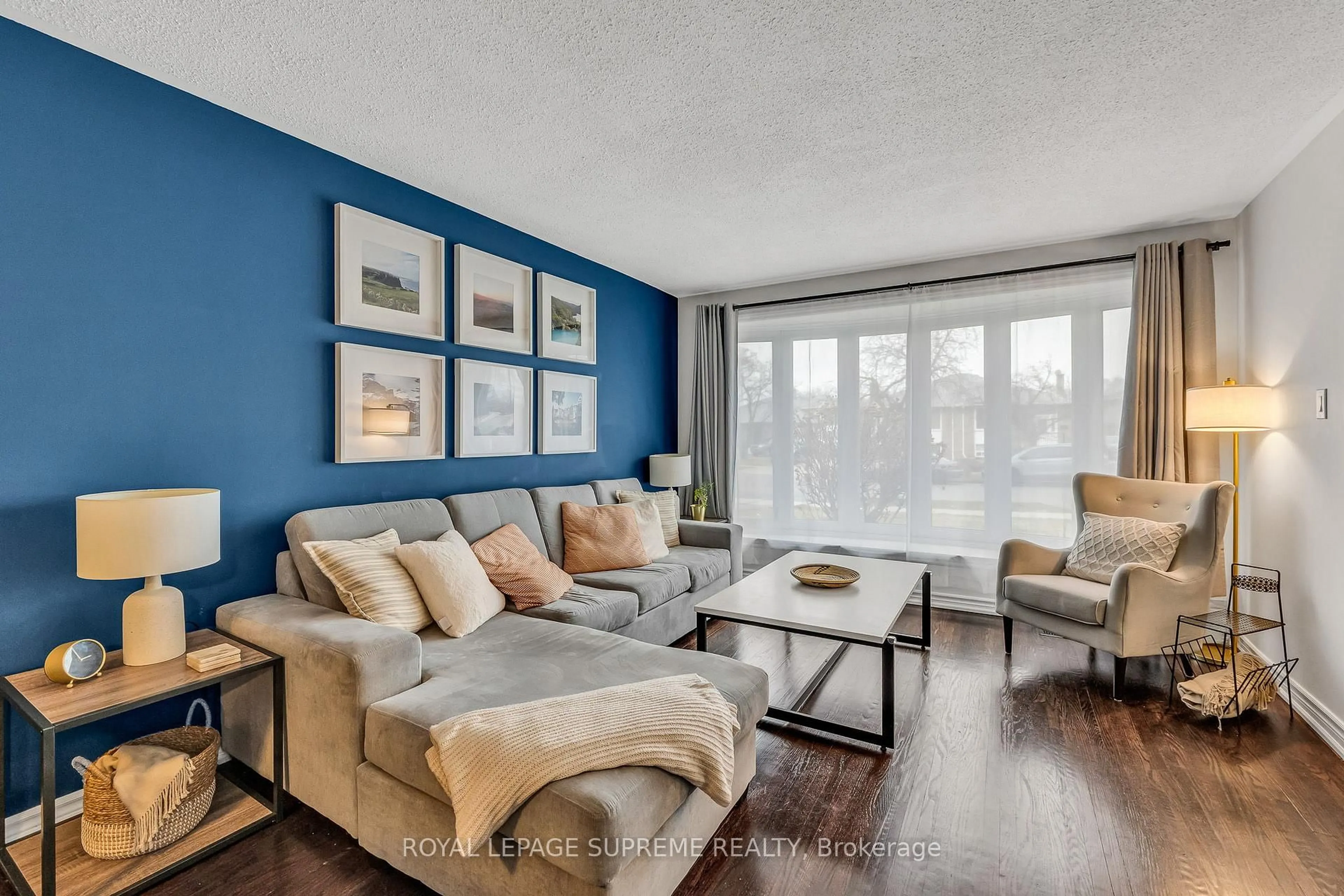 Living room with furniture, wood/laminate floor for 2391 Padstow Cres, Mississauga Ontario L5J 2G2