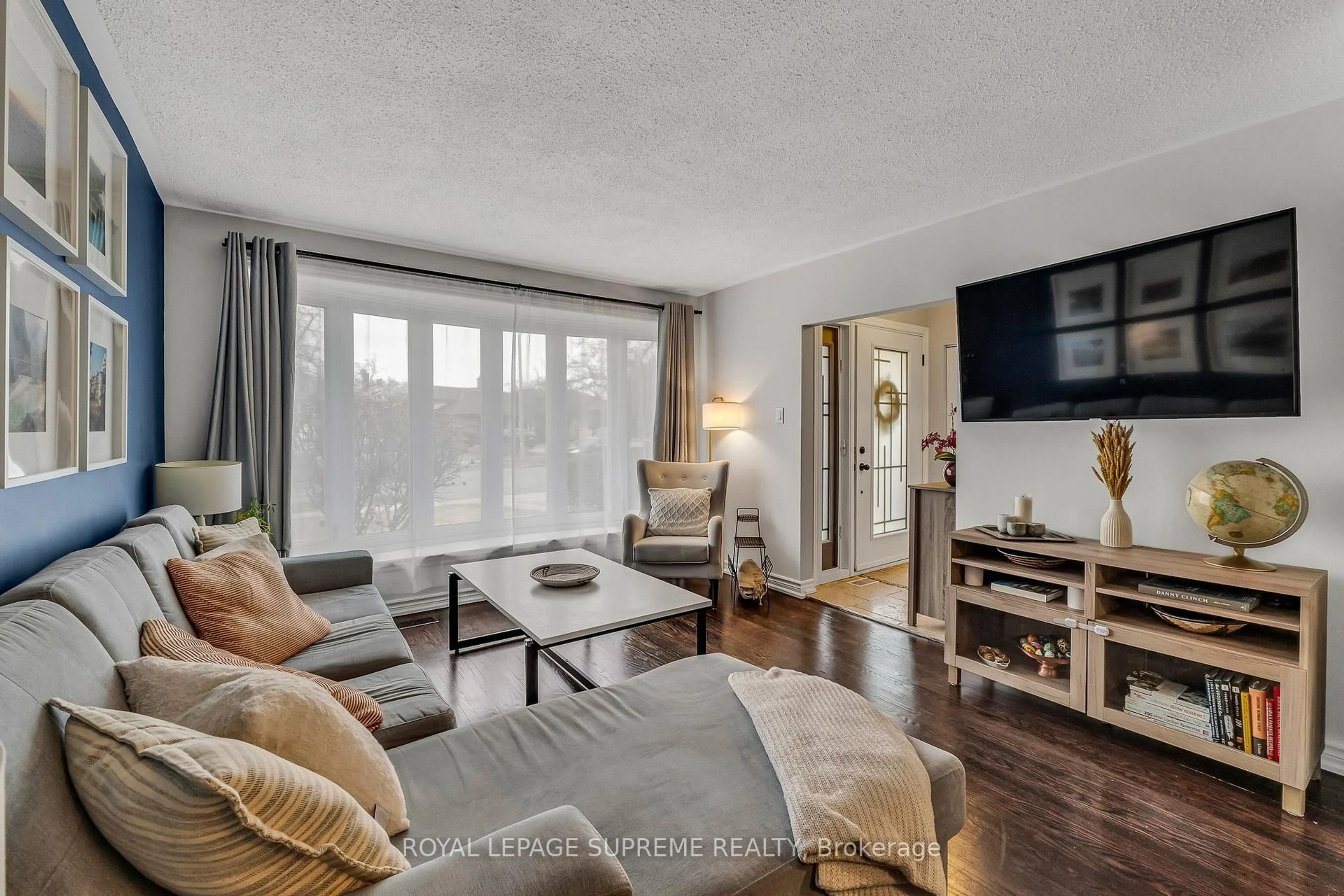 Living room with furniture, wood/laminate floor for 2391 Padstow Cres, Mississauga Ontario L5J 2G2