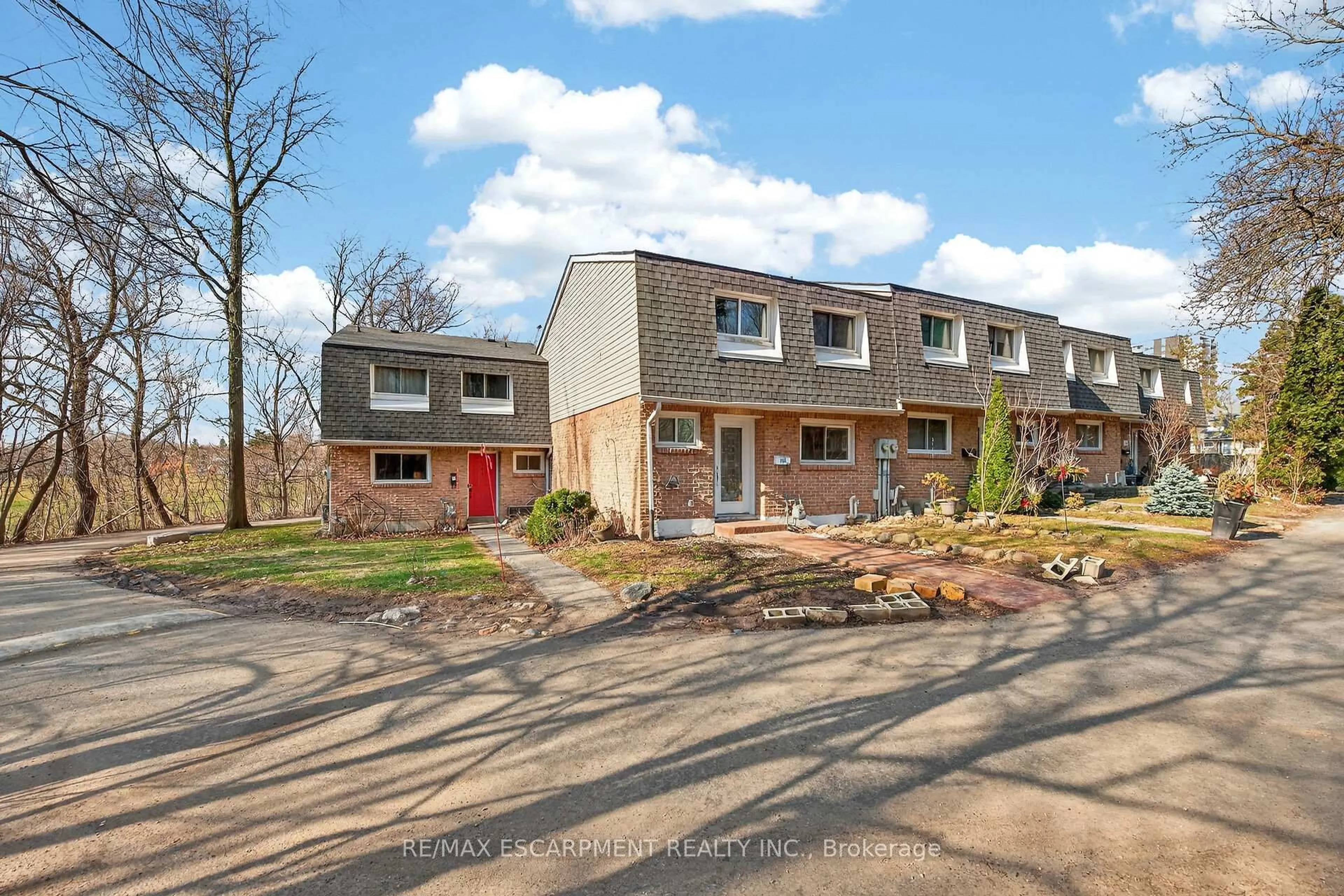 A pic from outside/outdoor area/front of a property/back of a property/a pic from drone, street for 2050 Upper Middle Rd #153, Burlington Ontario L7P 3R9