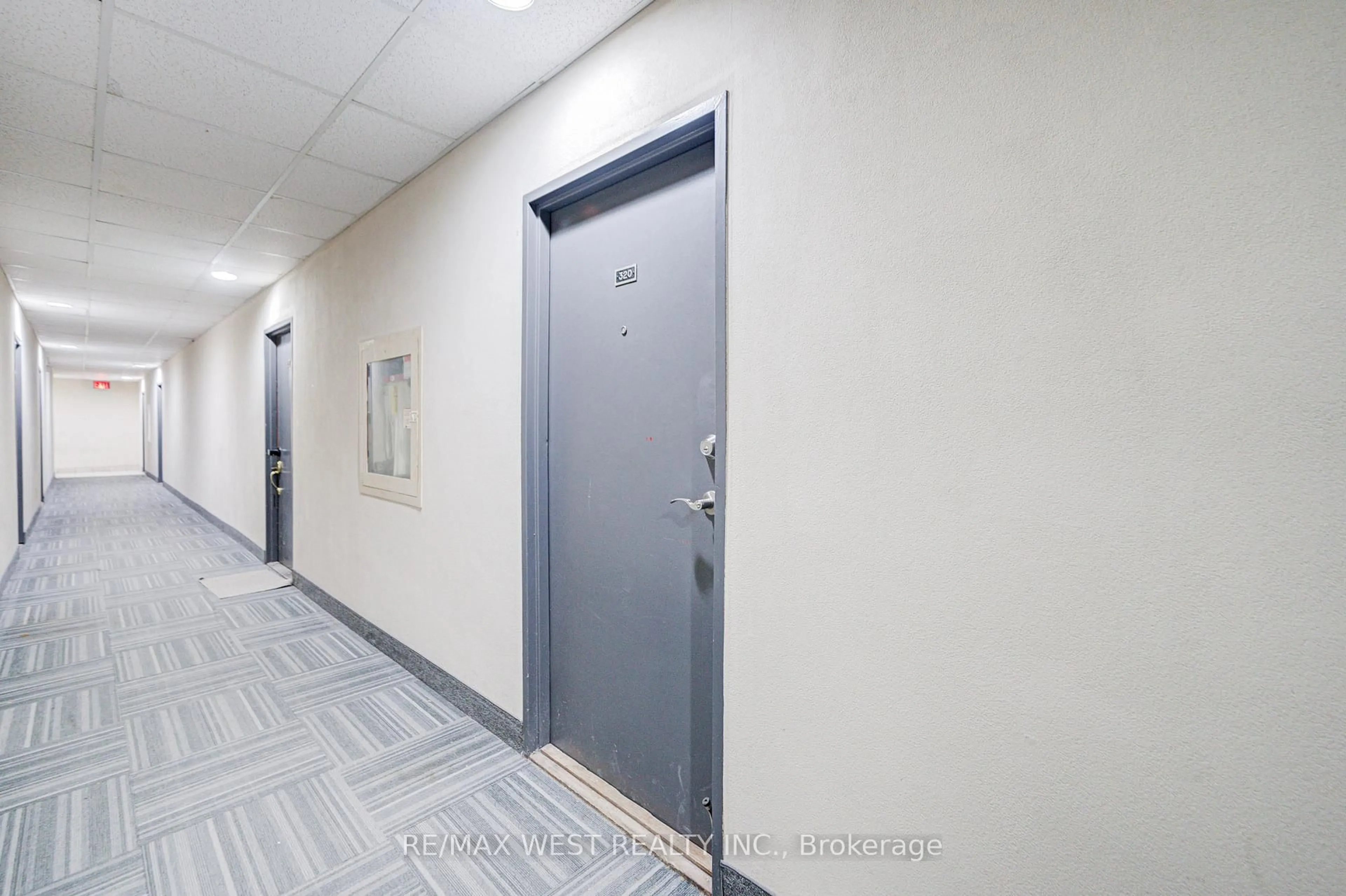 Indoor foyer for 3025 The Credit Woodlands Dr #320, Mississauga Ontario L5C 2V3