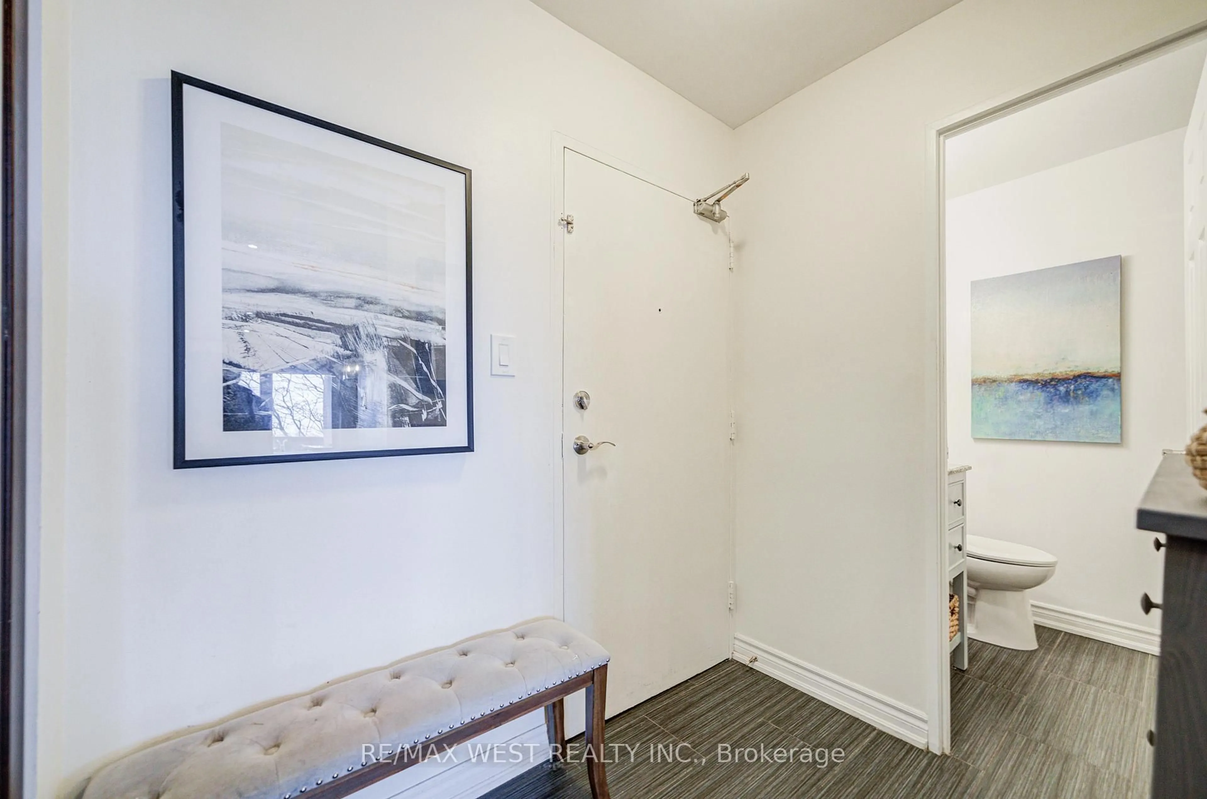 Indoor entryway for 3025 The Credit Woodlands Dr #320, Mississauga Ontario L5C 2V3