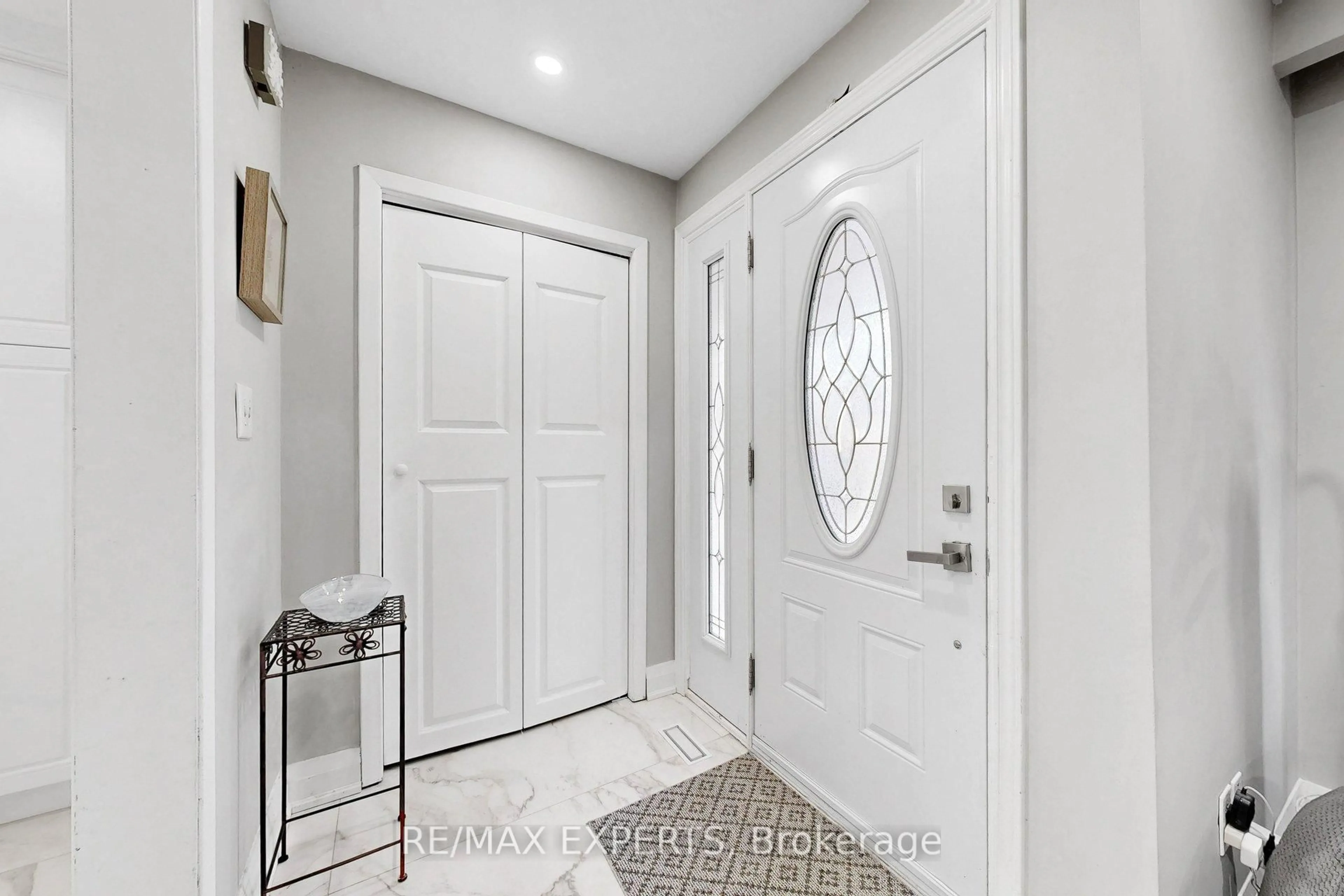 Indoor entryway for 1149 Shadeland Dr, Mississauga Ontario L5C 1P2