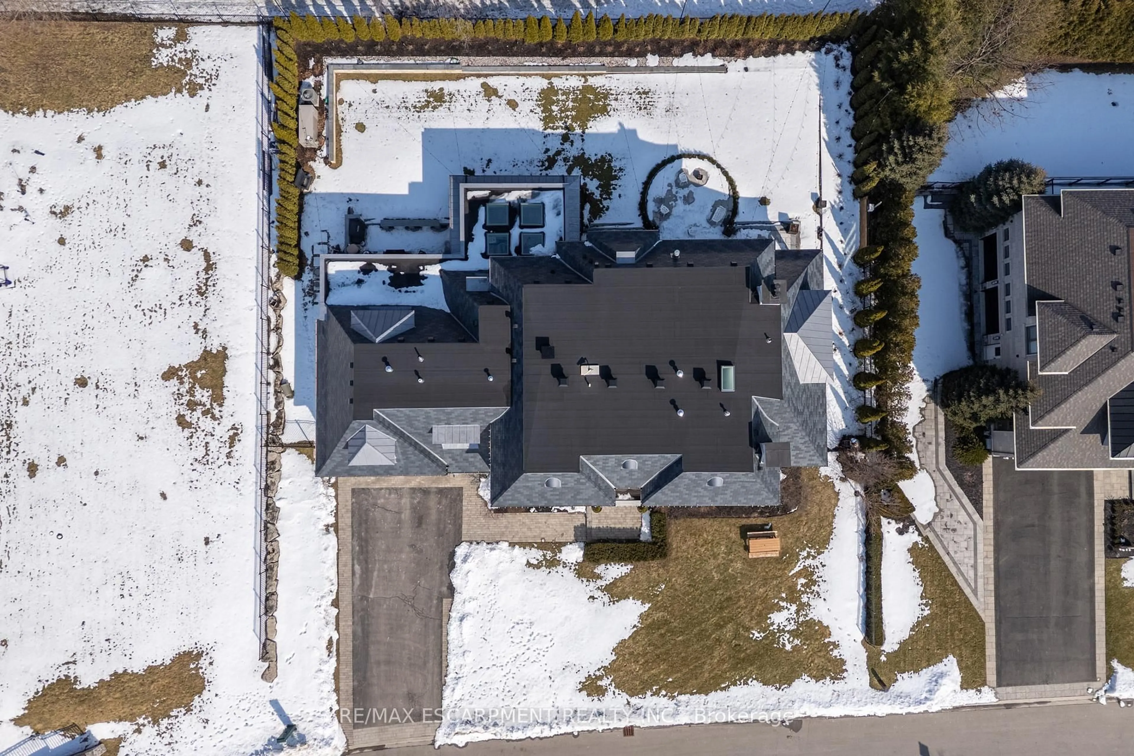 A pic from outside/outdoor area/front of a property/back of a property/a pic from drone, street for 15 LAMBERT Common, Oakville Ontario L6K 0H6