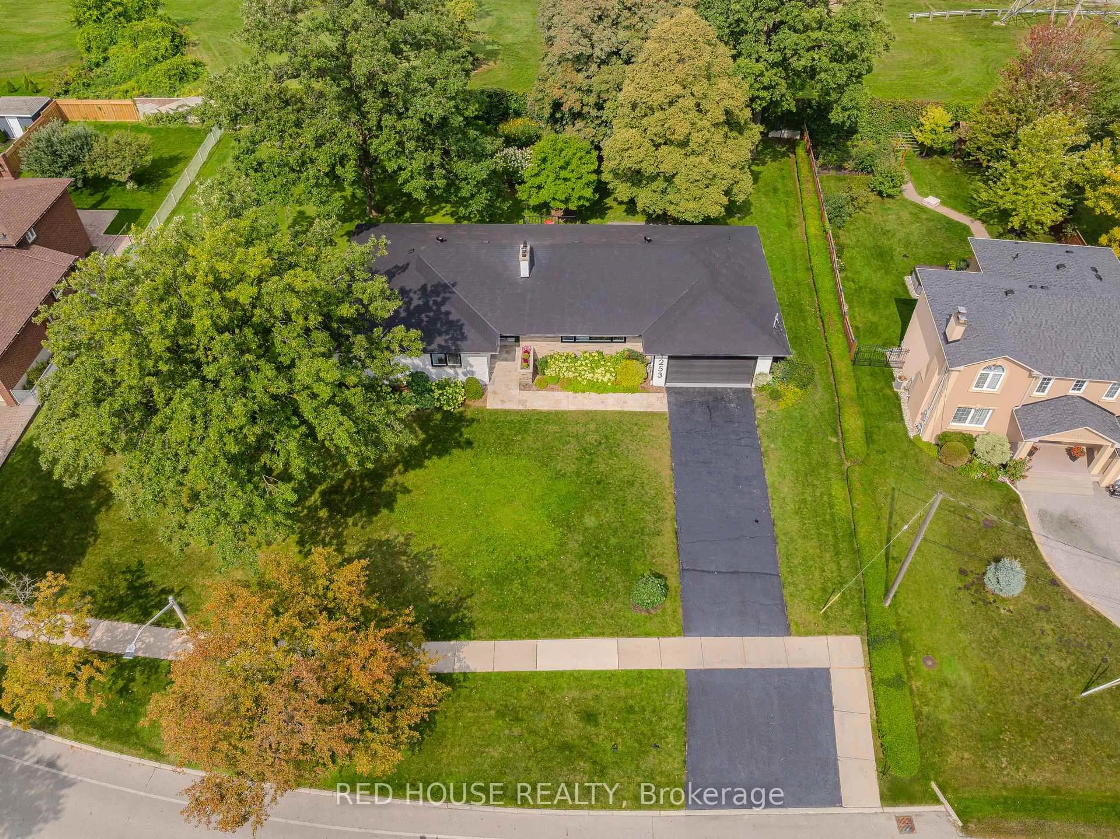 A pic from outside/outdoor area/front of a property/back of a property/a pic from drone, street for 1253 Melton Dr, Mississauga Ontario L4Y 1L6