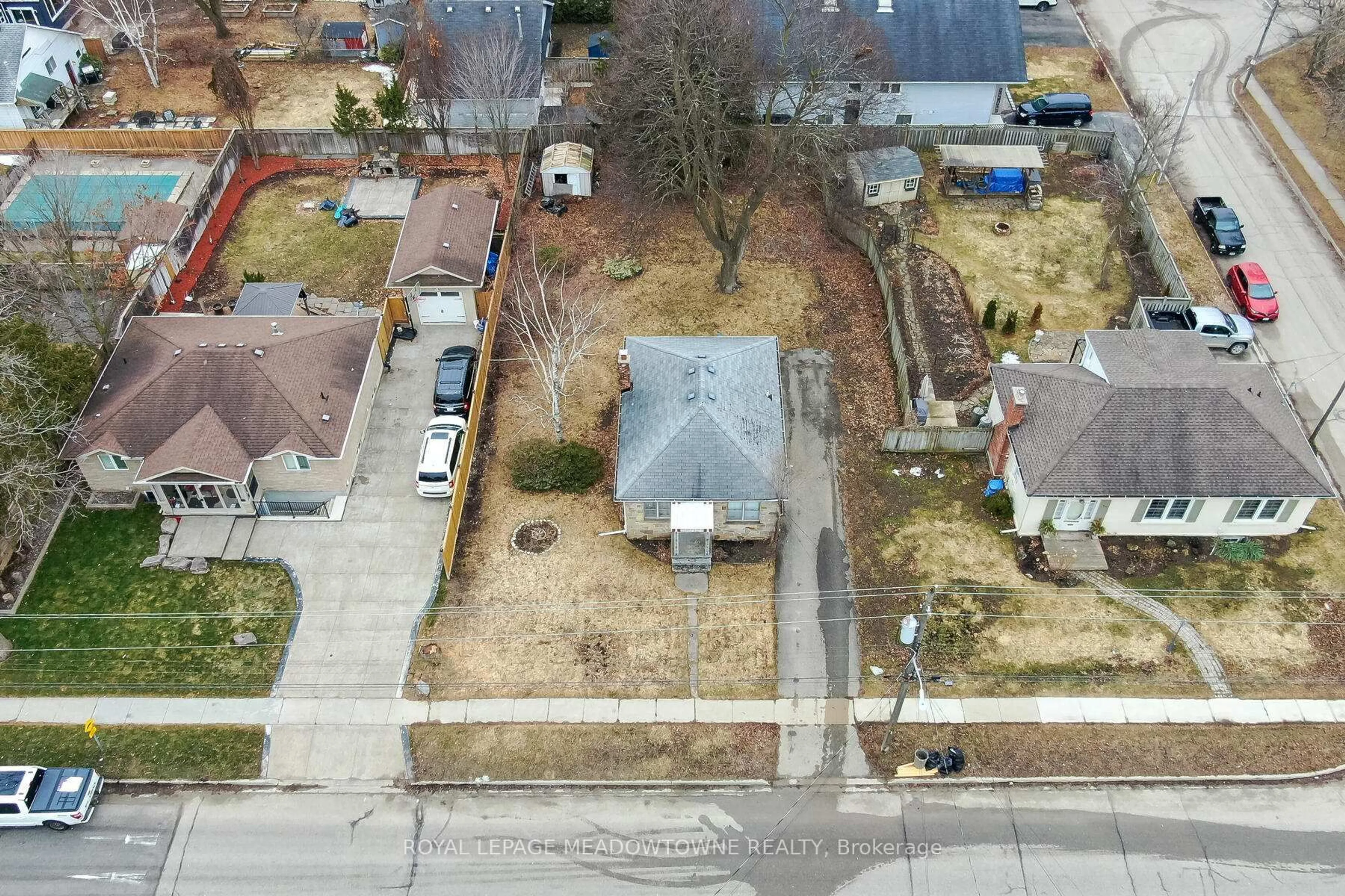 A pic from outside/outdoor area/front of a property/back of a property/a pic from drone, street for 48 King St, Halton Hills Ontario L7G 2G4