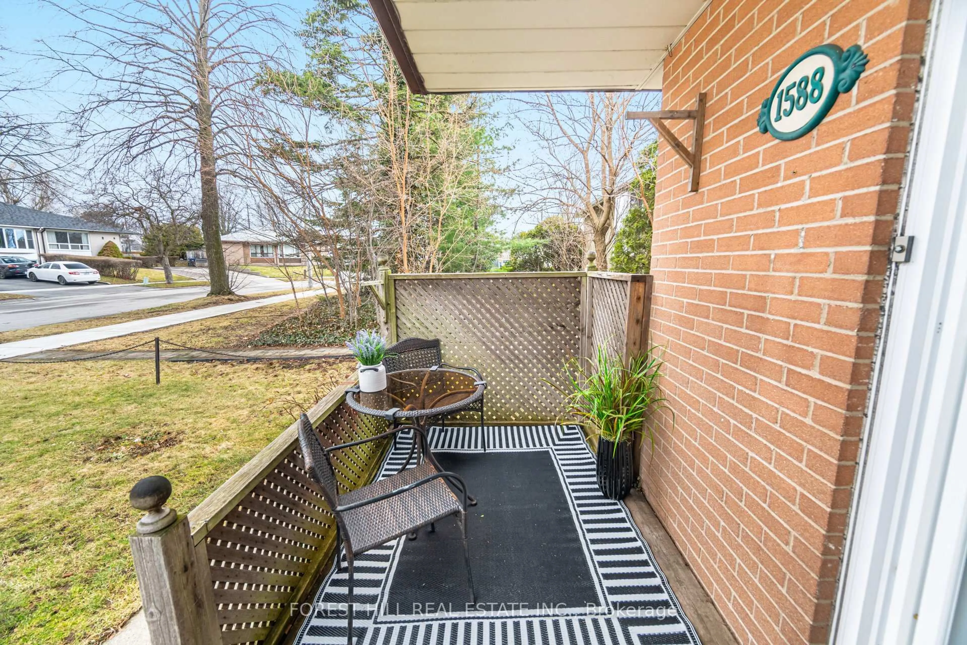 Patio, street for 1588 Hobbs Cres, Mississauga Ontario L5J 3R9