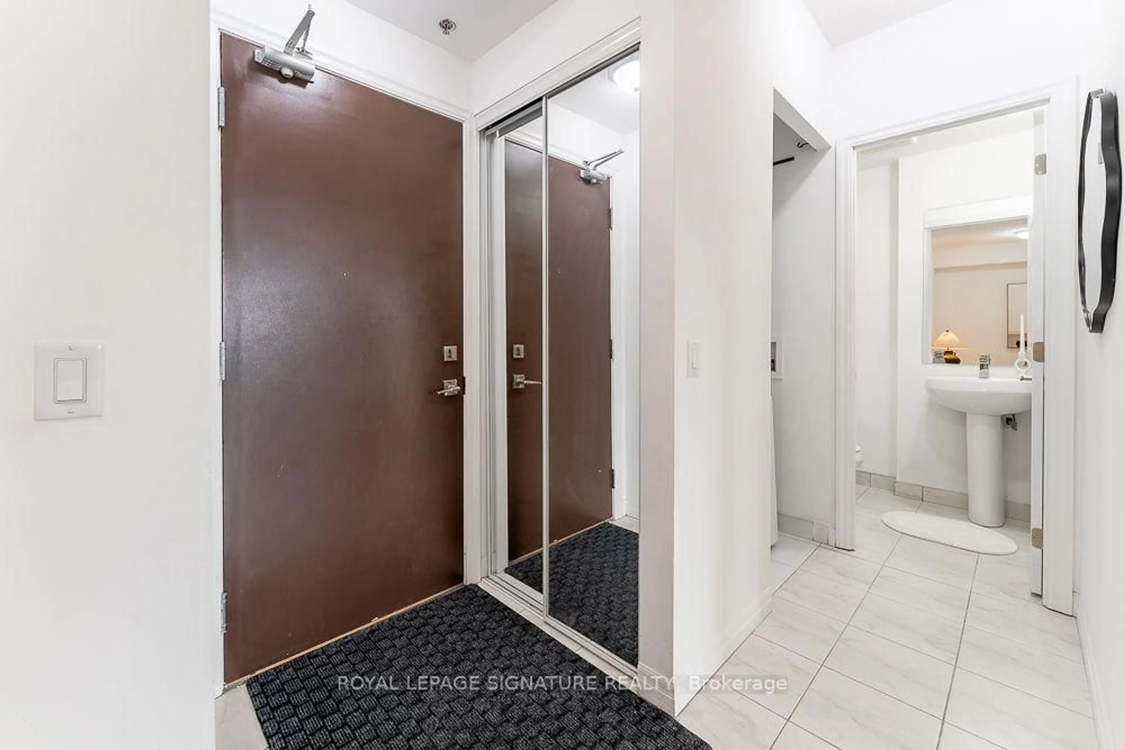 Indoor foyer for 5001 Corporate Dr #508, Burlington Ontario L7L 0H5