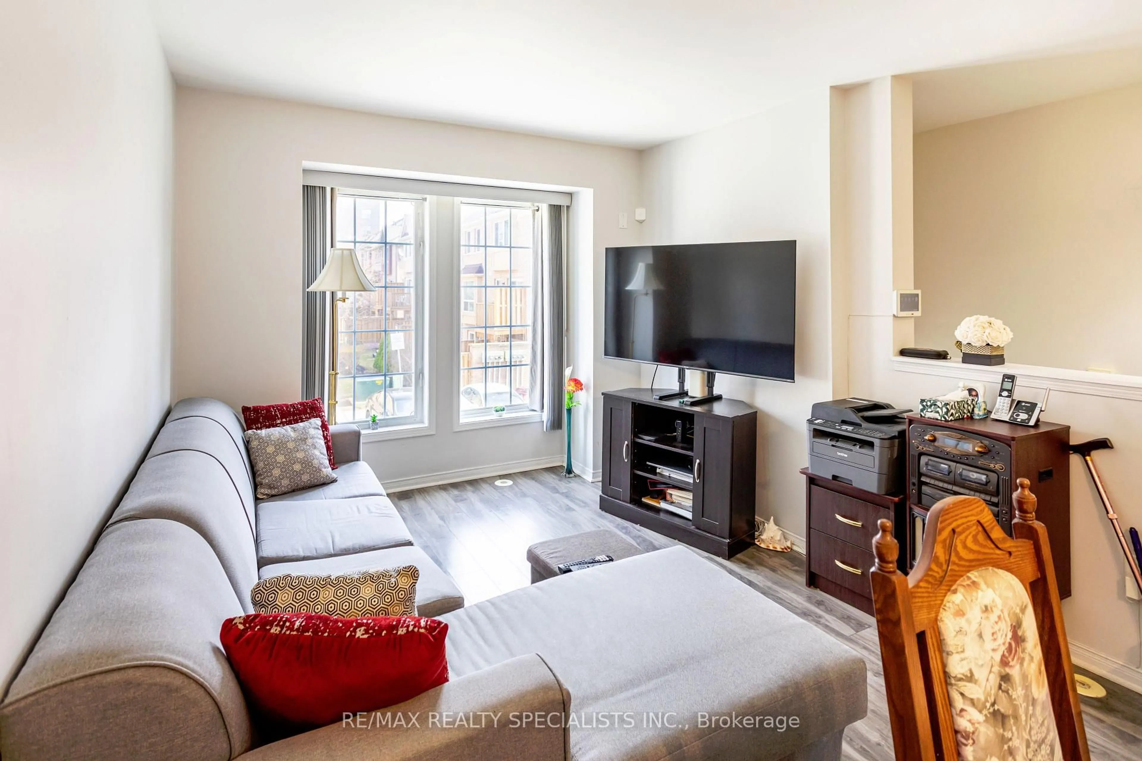 Living room with furniture, unknown for 50 Strathaven Dr #62, Mississauga Ontario L5R 4E7