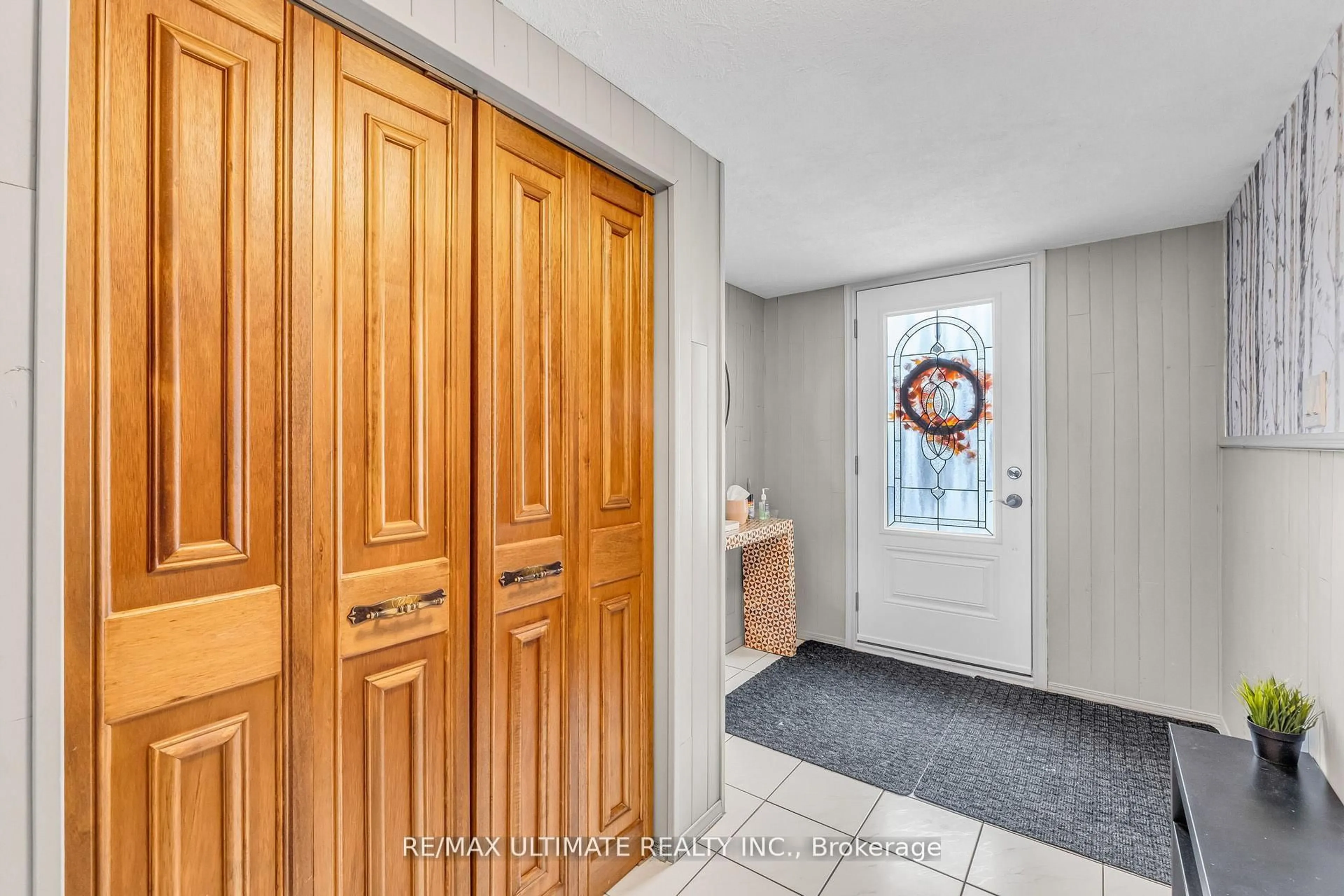 Indoor entryway for 37 Banbury Crt, Brampton Ontario L6T 1Y9
