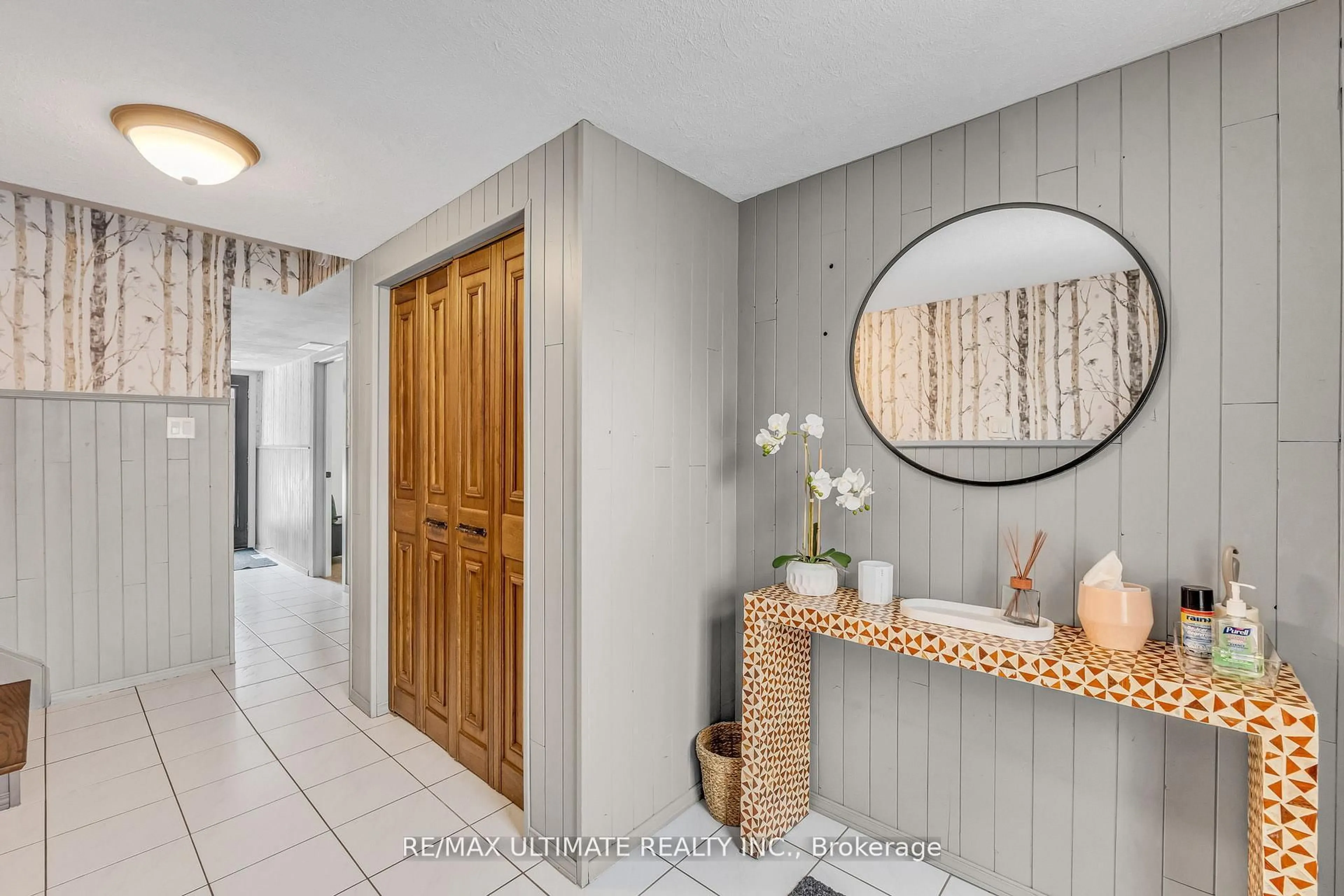 Indoor entryway for 37 Banbury Crt, Brampton Ontario L6T 1Y9