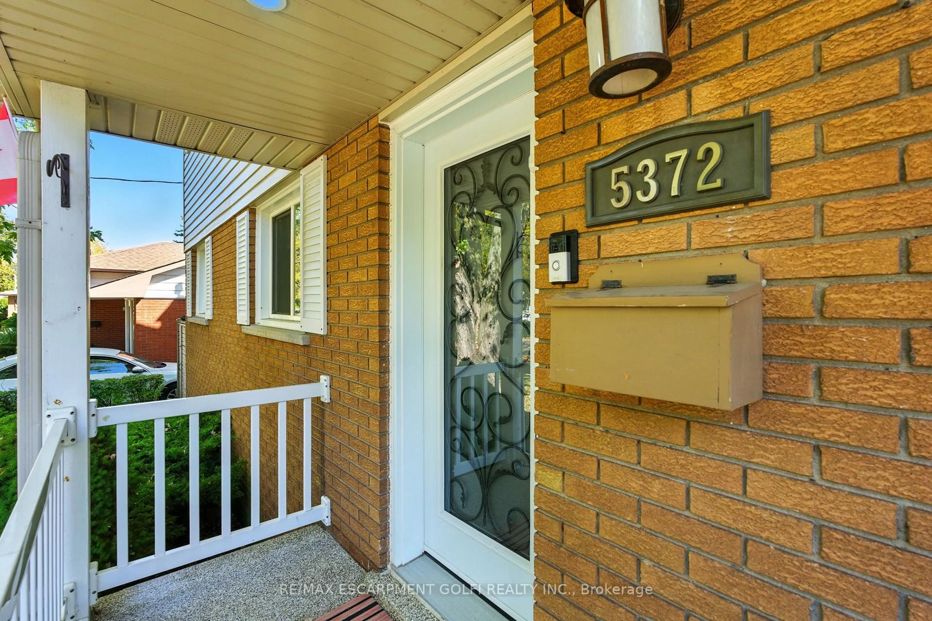 Indoor entryway for 5372 Spruce Ave, Burlington Ontario L7L 1N7
