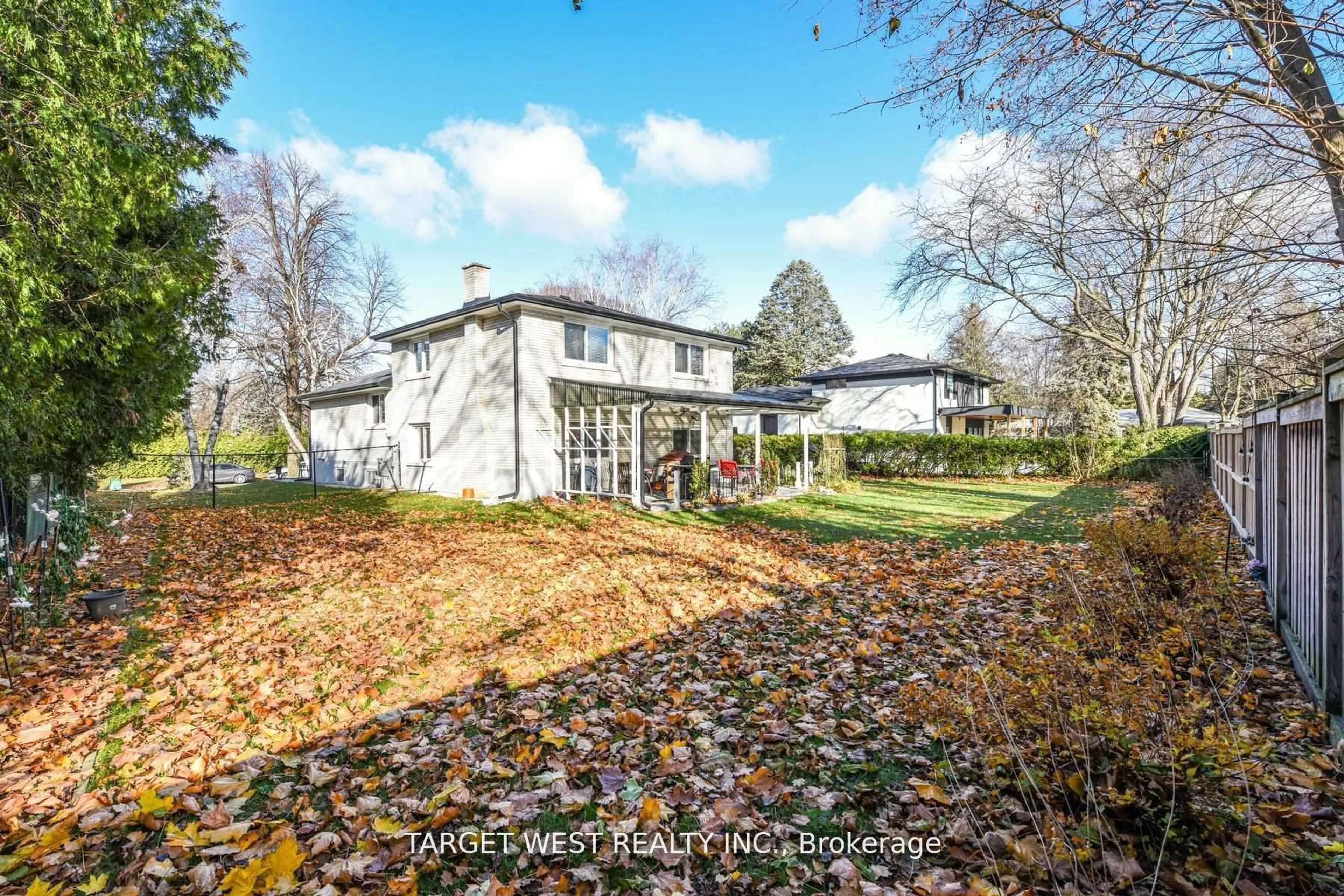 A pic from outside/outdoor area/front of a property/back of a property/a pic from drone, building for 1443 Saginaw Cres, Mississauga Ontario L5H 1X4