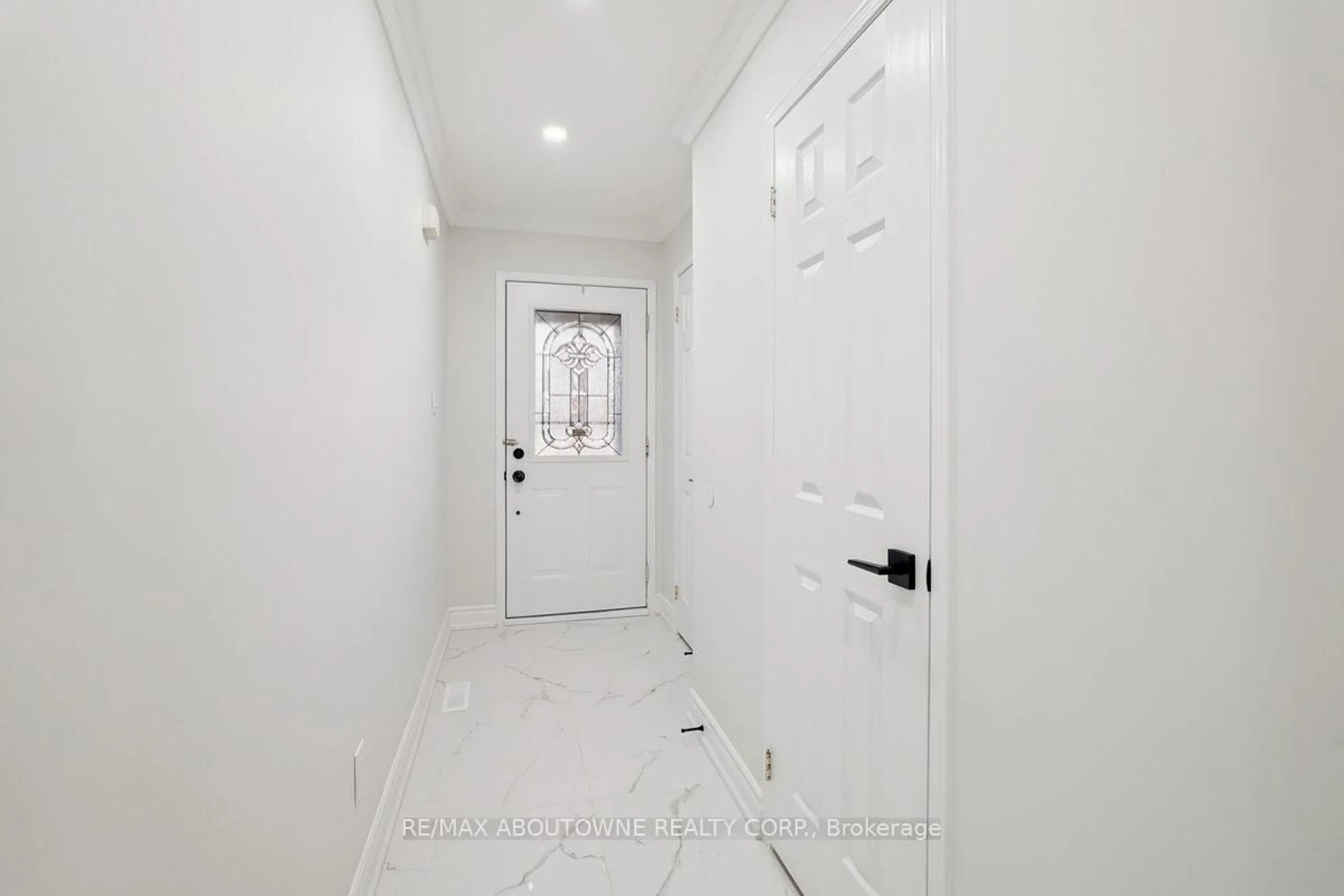 Indoor entryway for 764 Bethany Cres, Mississauga Ontario L5V 3B8
