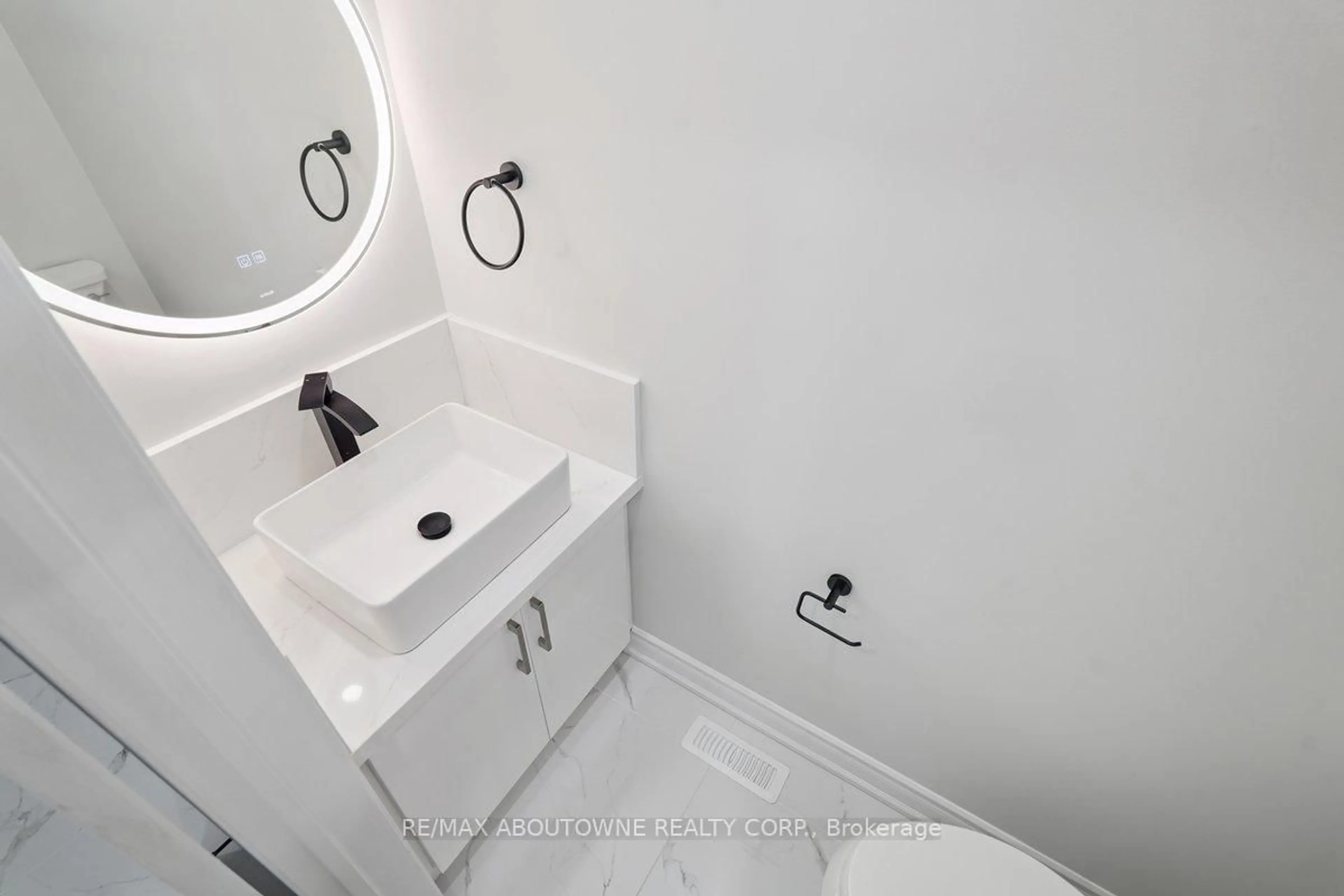 Standard bathroom, ceramic/tile floor for 764 Bethany Cres, Mississauga Ontario L5V 3B8