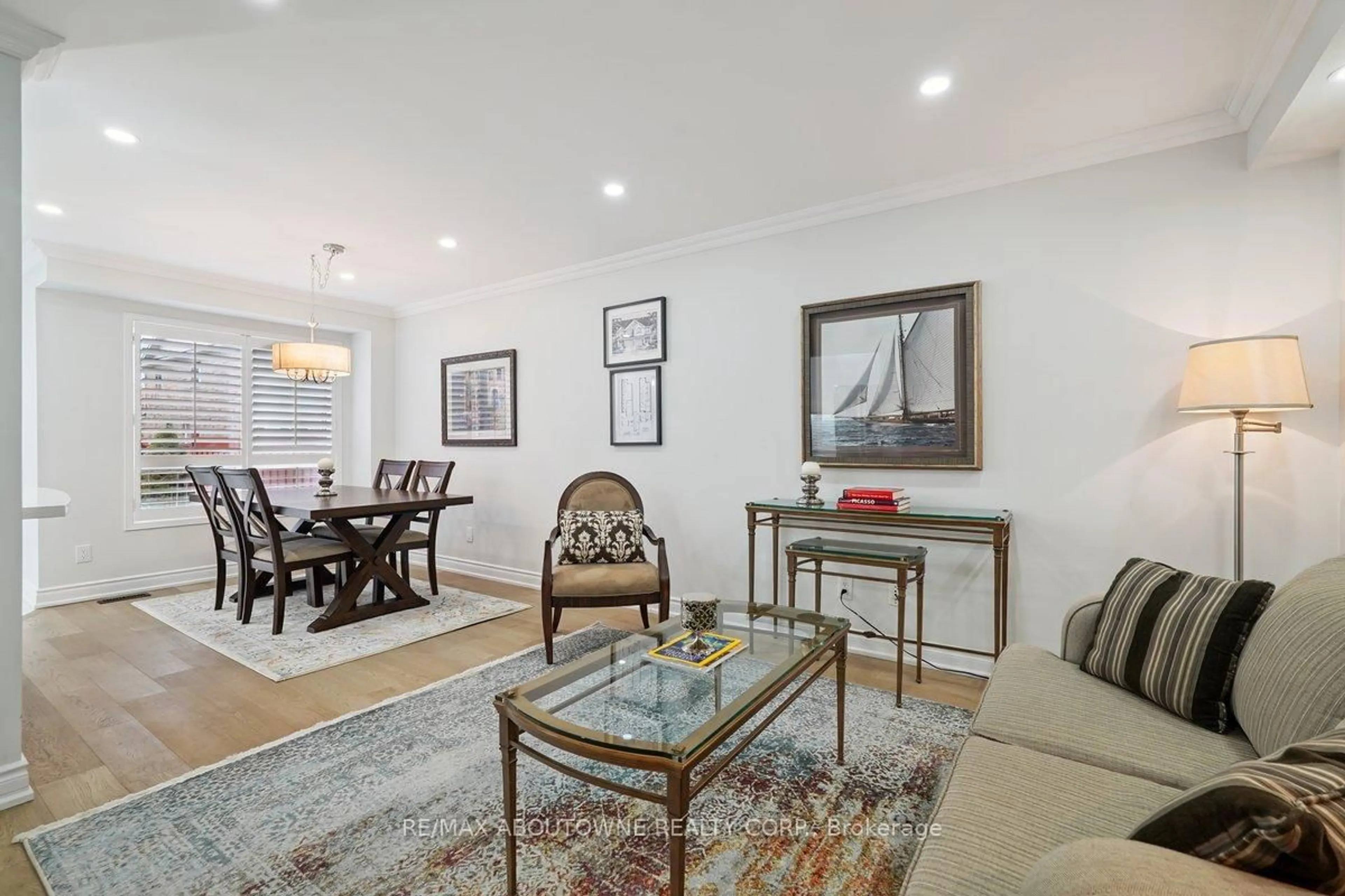 Living room with furniture, unknown for 764 Bethany Cres, Mississauga Ontario L5V 3B8