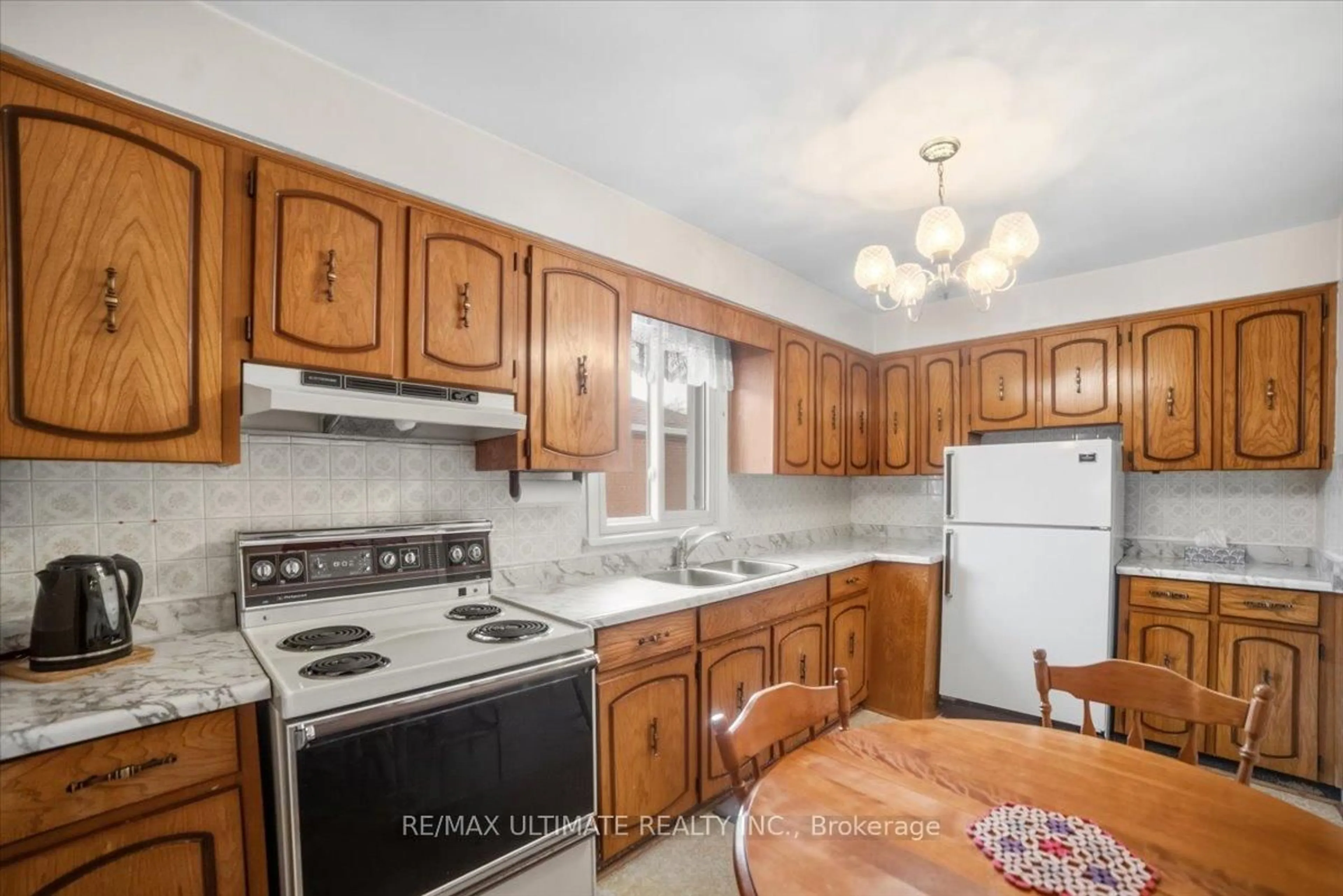 Standard kitchen, unknown for 48 Savona Dr, Toronto Ontario M8W 4V1