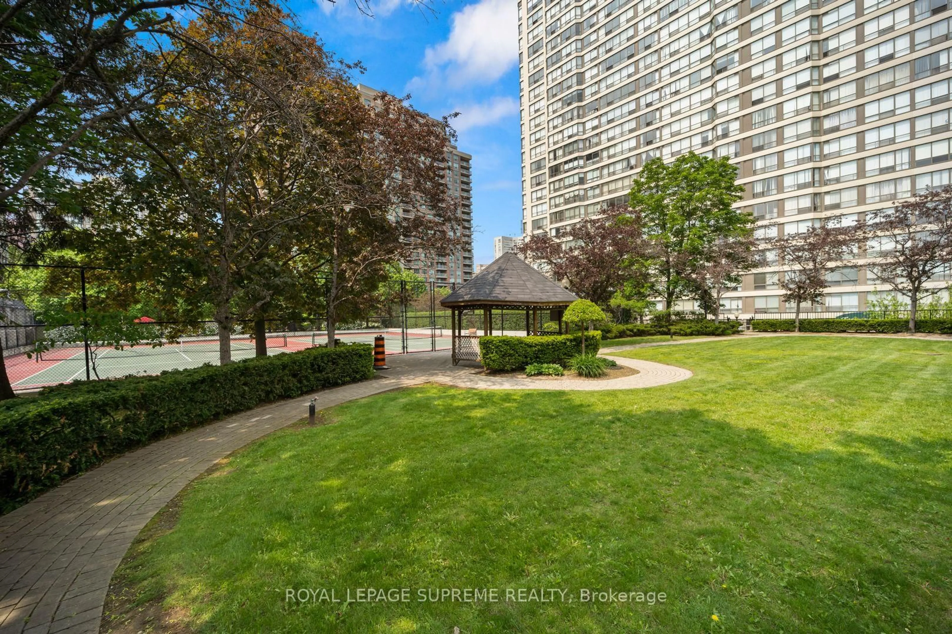 Patio, street for 55 Elm Dr #914, Mississauga Ontario L5B 3Z3
