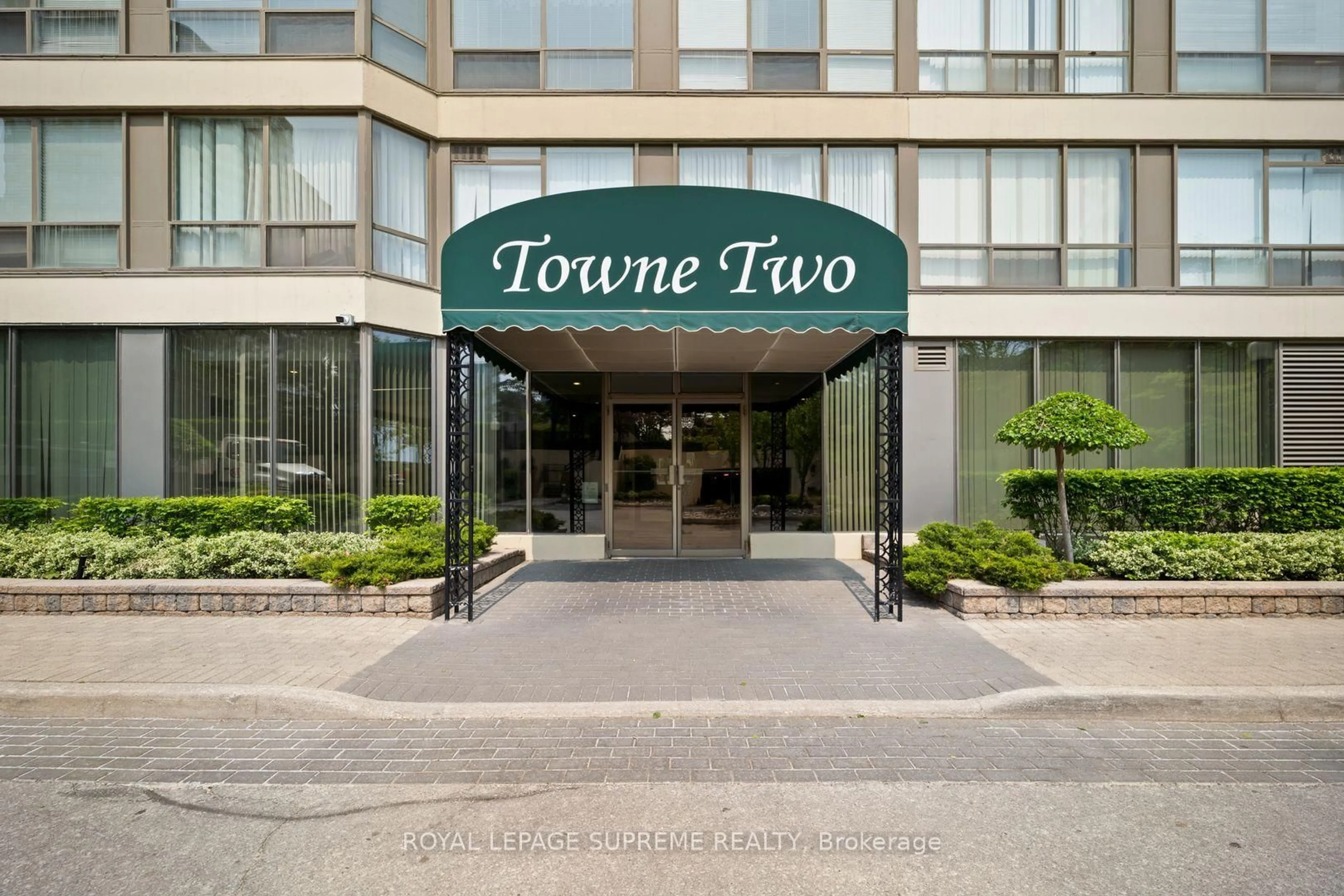 Indoor foyer for 55 Elm Dr #914, Mississauga Ontario L5B 3Z3