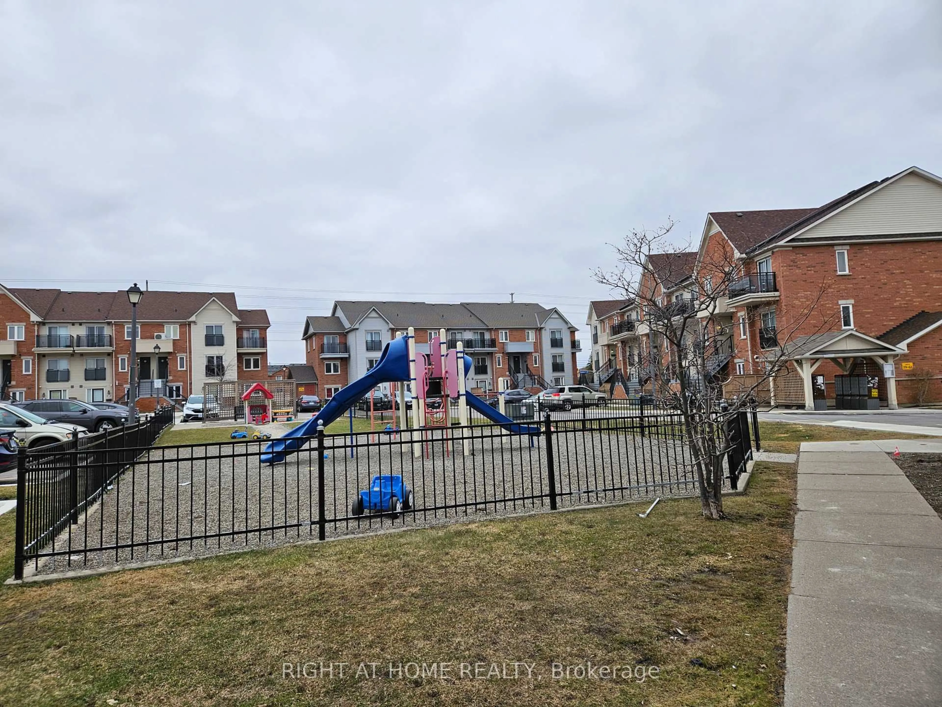 A pic from outside/outdoor area/front of a property/back of a property/a pic from drone, street for 4620 Guildwood Way #15, Mississauga Ontario L5R 4H5